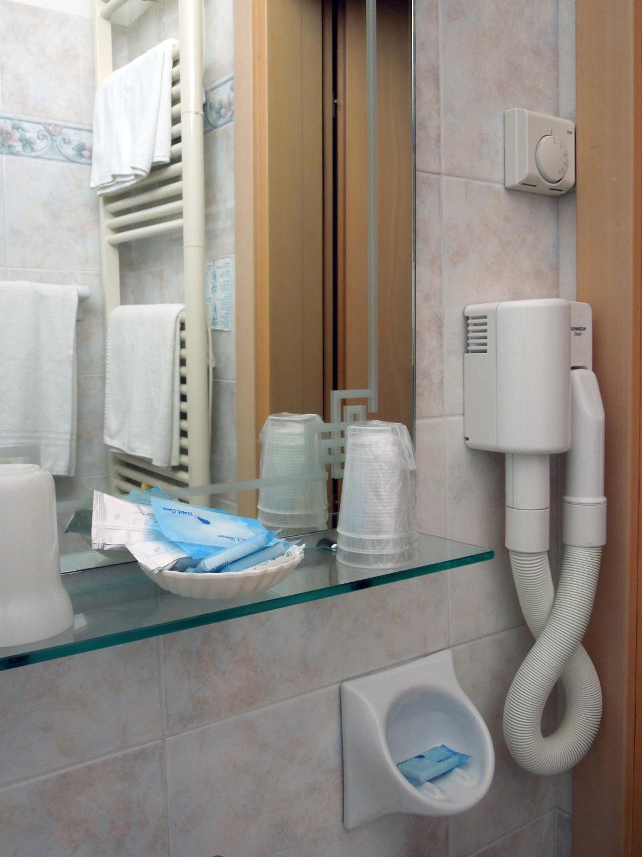 Standard Double or Twin Room - Photo 2