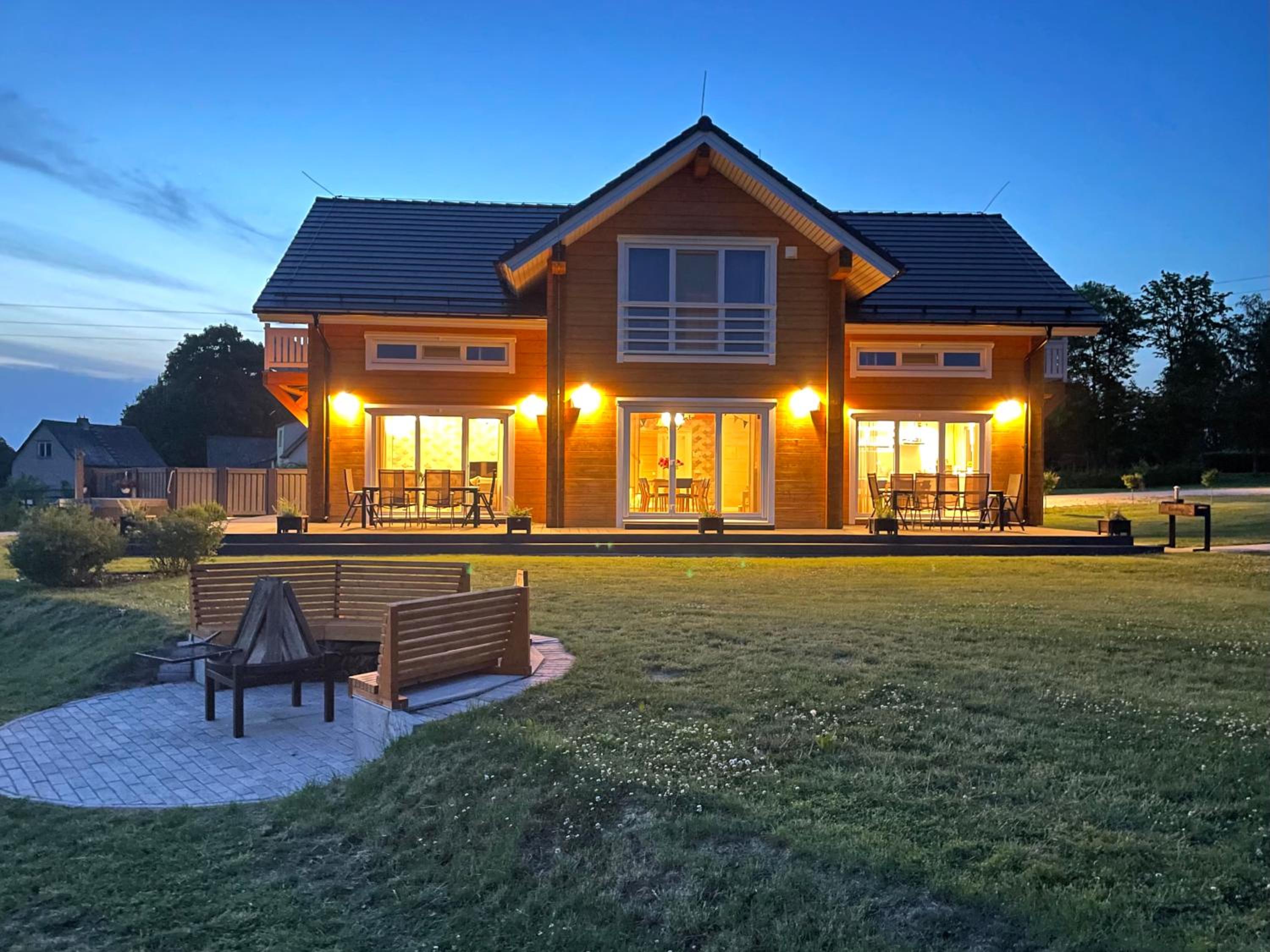 Five-Bedroom House - Photo 7