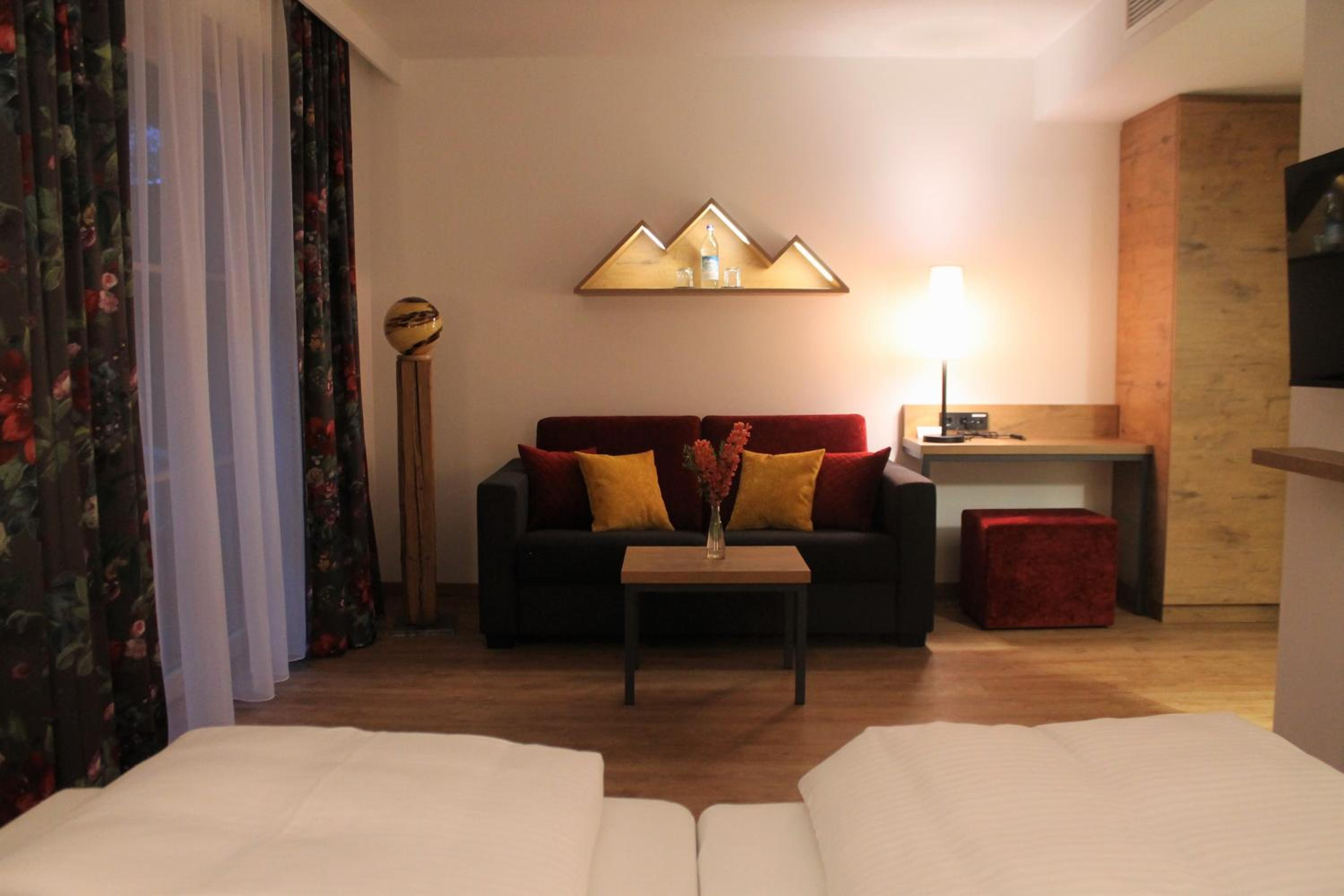 Double Room with Balcony - Photo 16