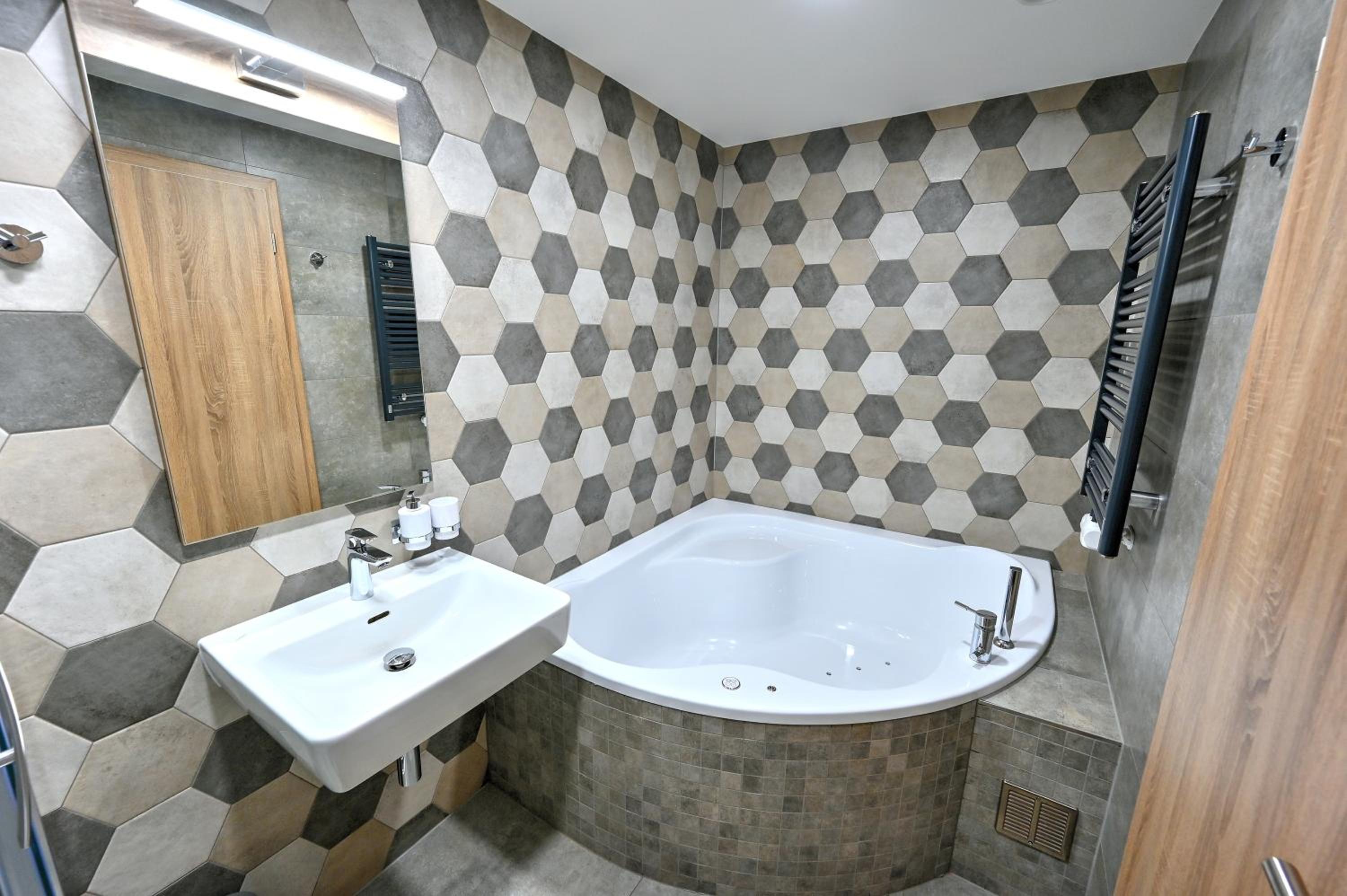 Double Room with Spa Bath photo 3
