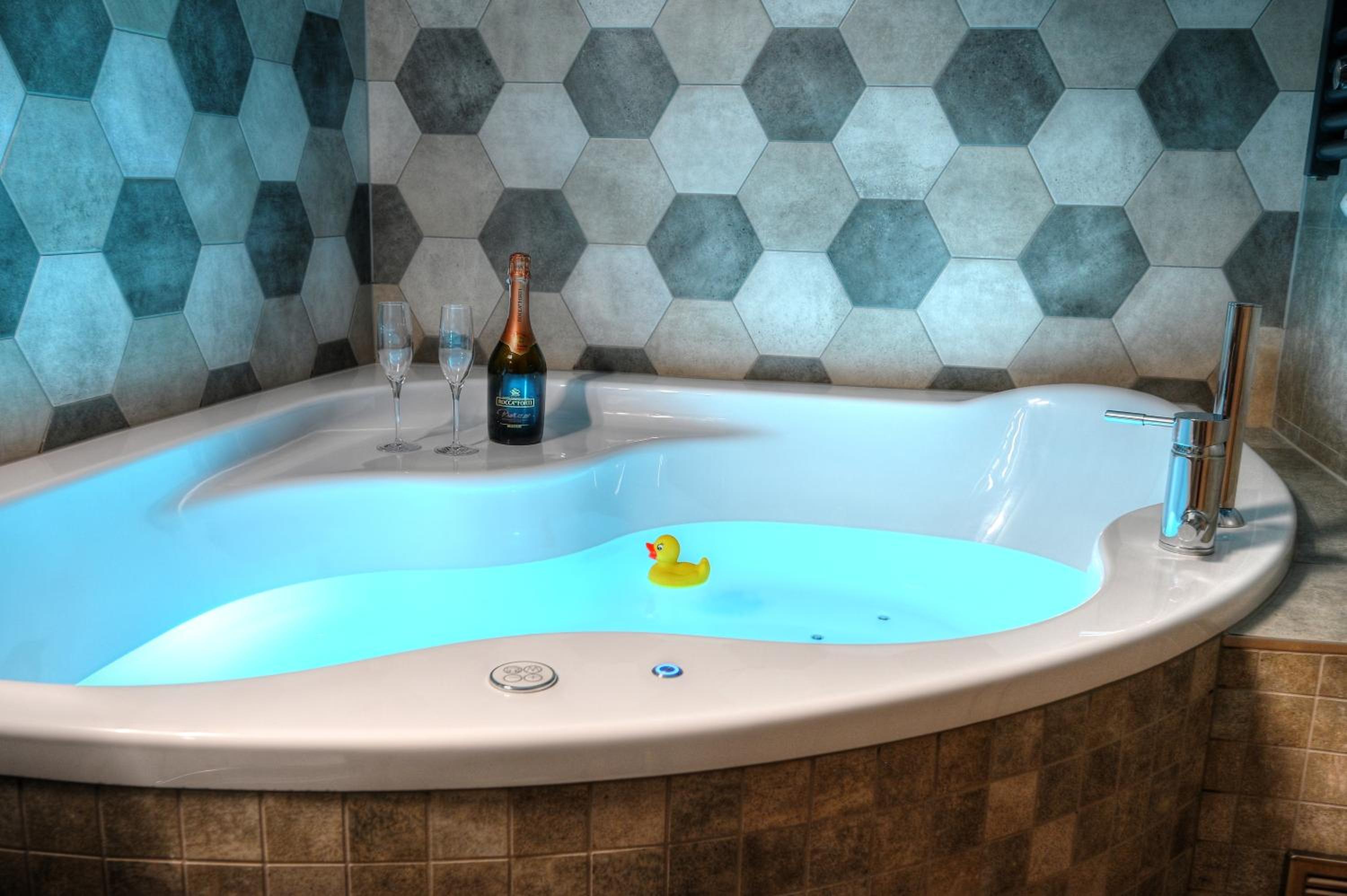 Double Room with Spa Bath photo 2