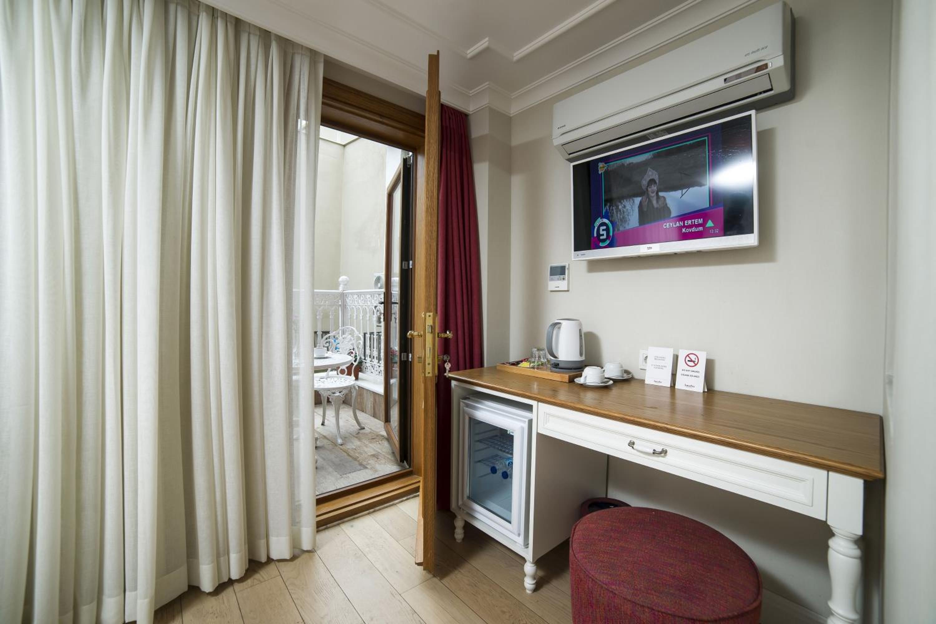 Deluxe Double Room with Balcony photo 3