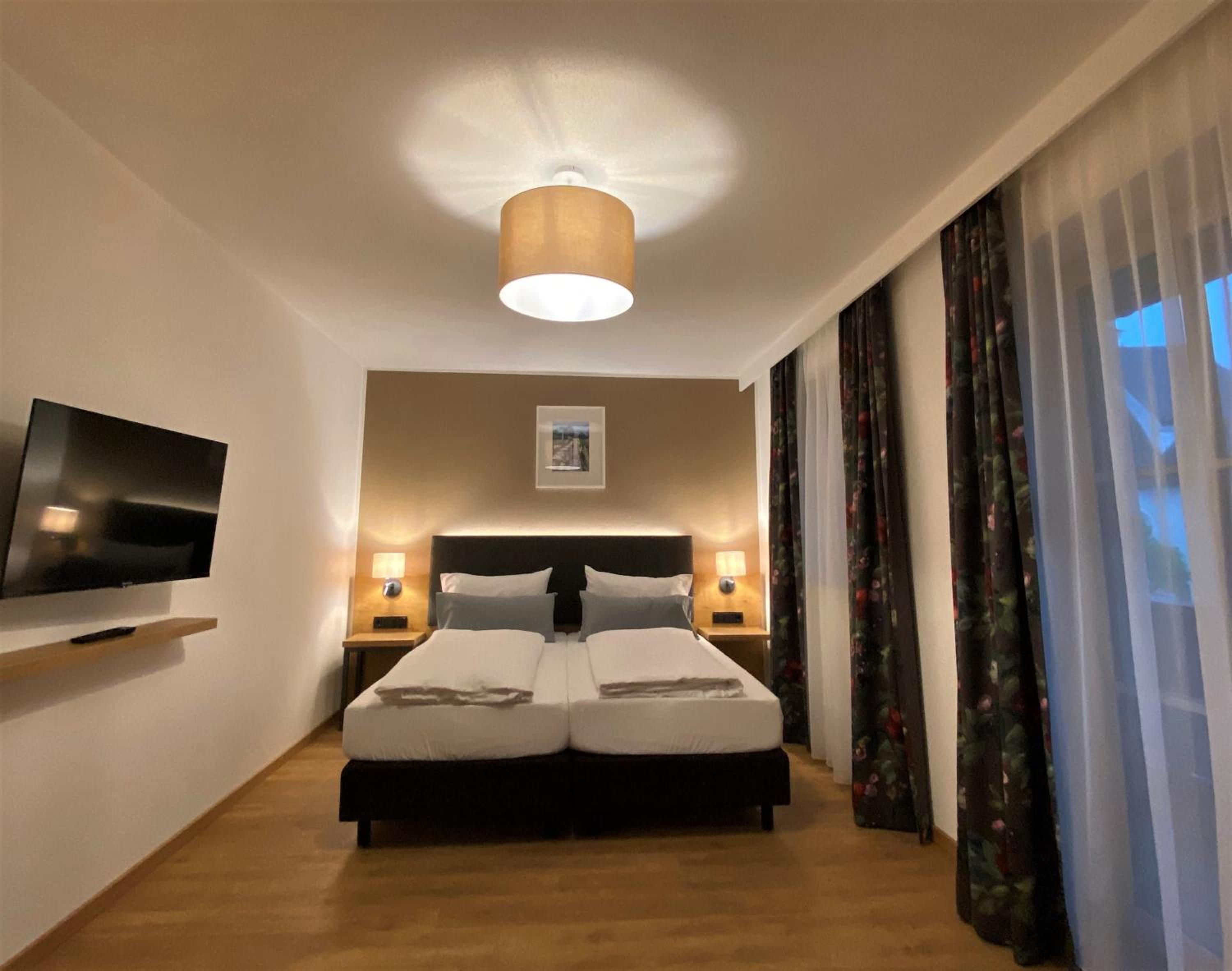 Double Room with Balcony - Photo 15