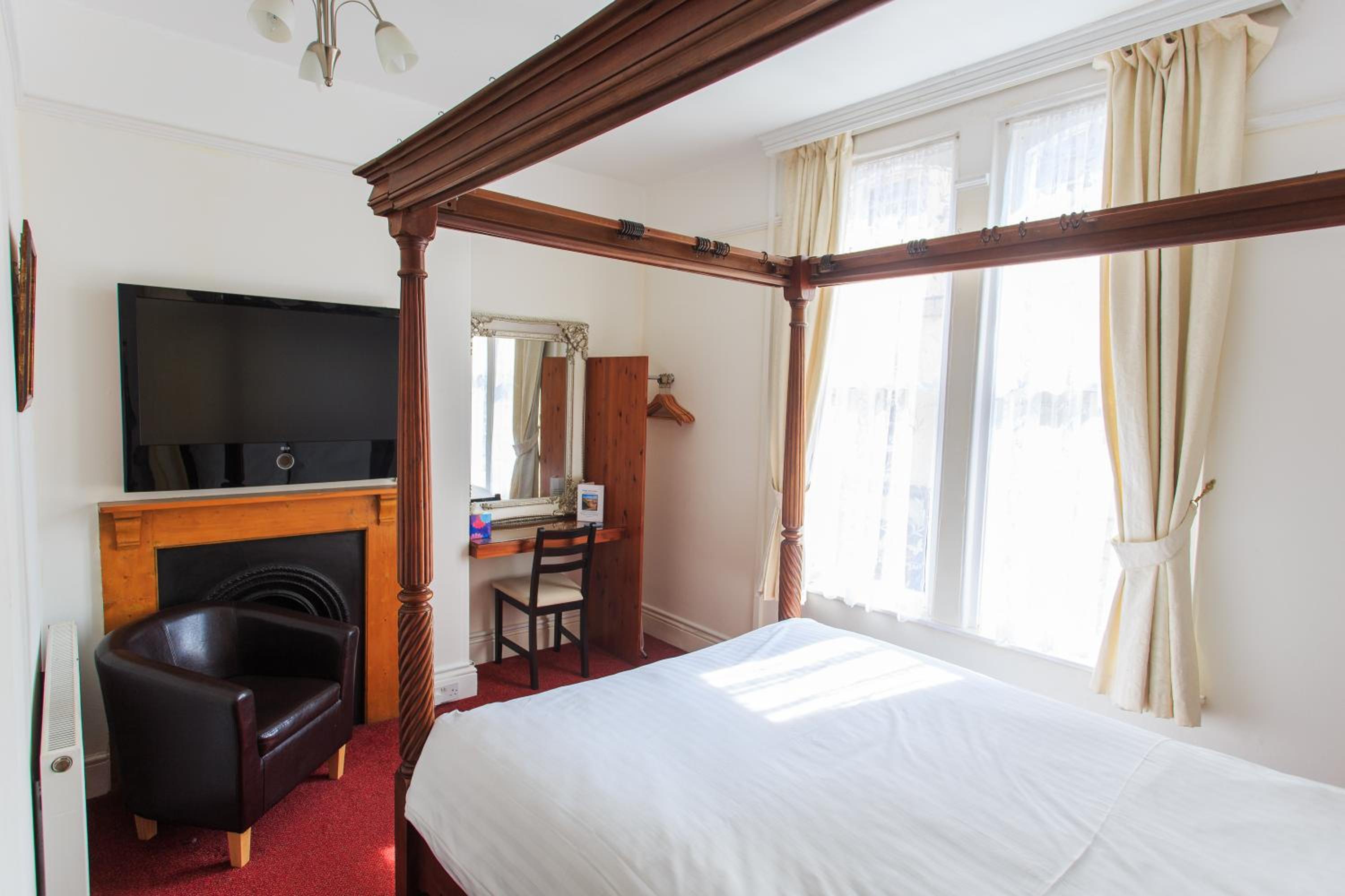 Four Poster King Ensuite with Bath and Shower - Photo 1