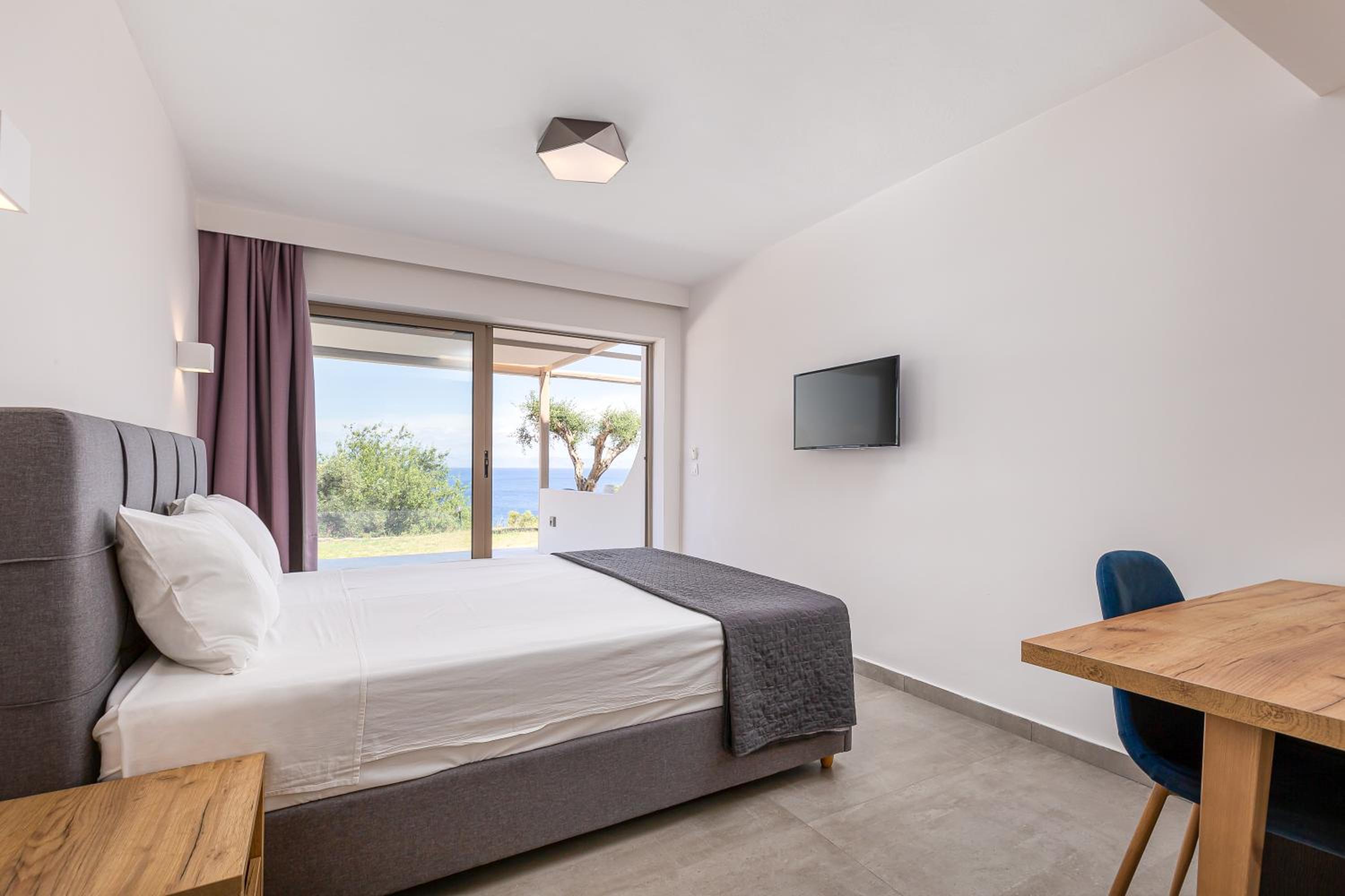 Superior Room with Sea View - Photo 3