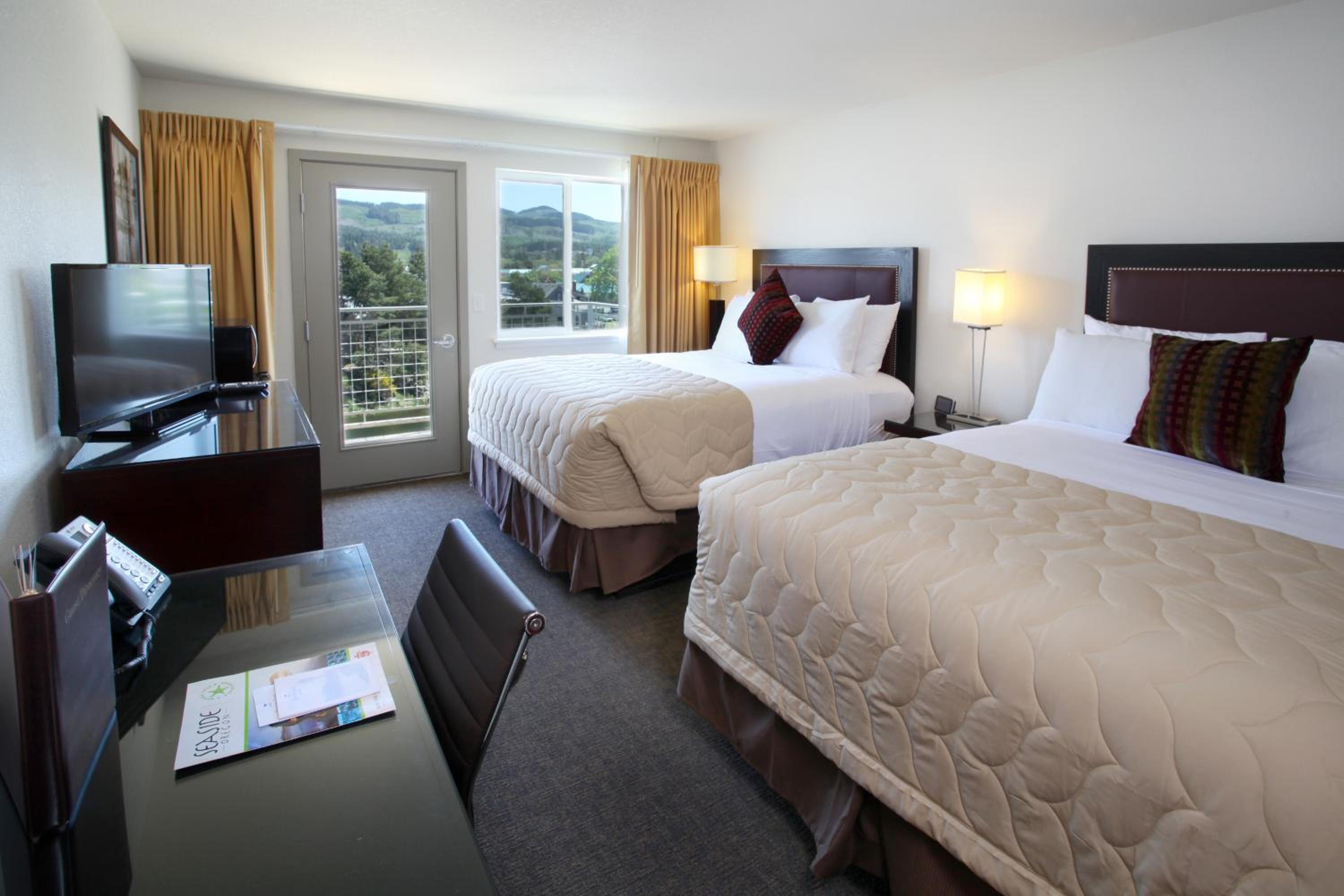 One-Bedroom Queen Suite with River View