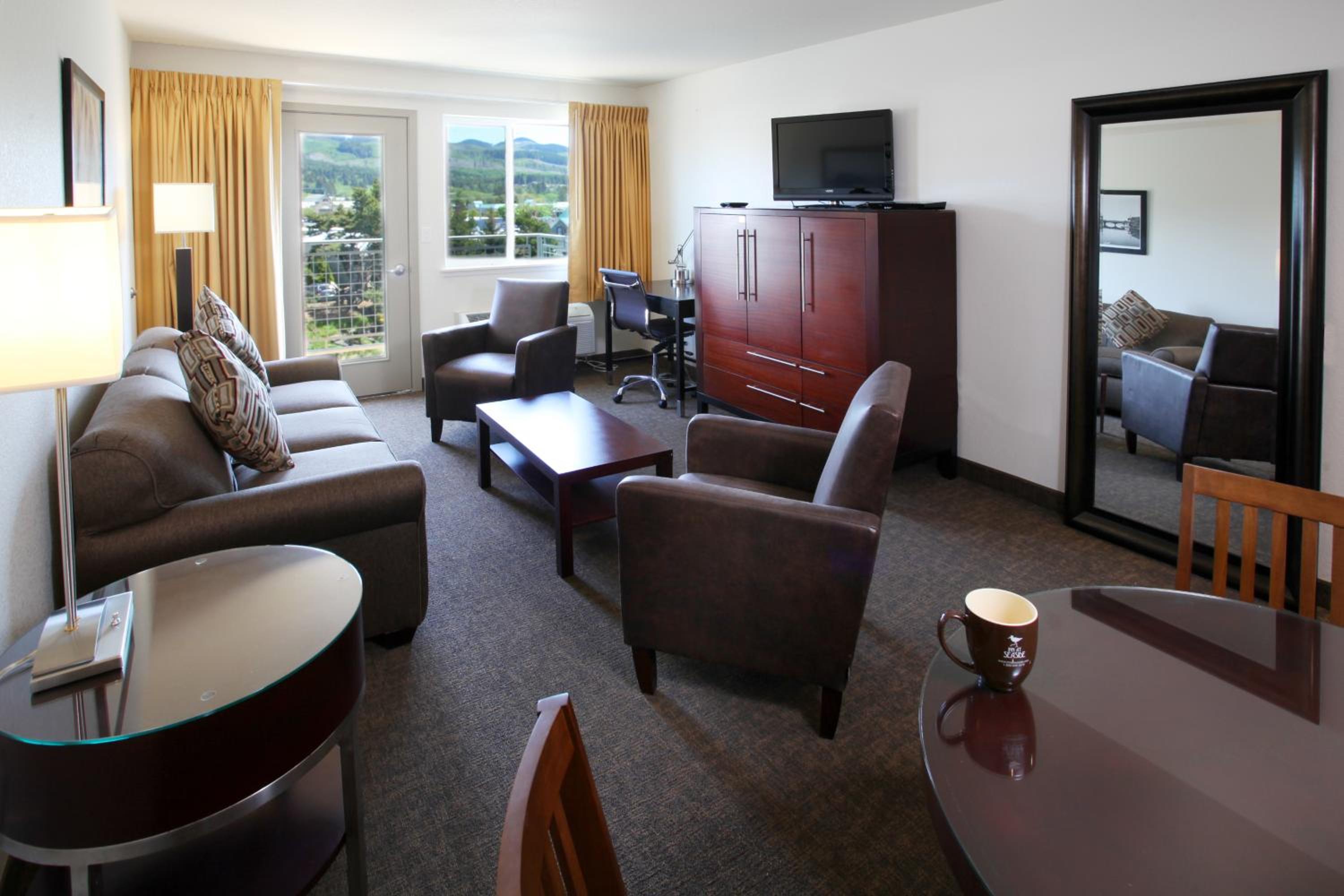 One-Bedroom Queen Suite with River View photo 3
