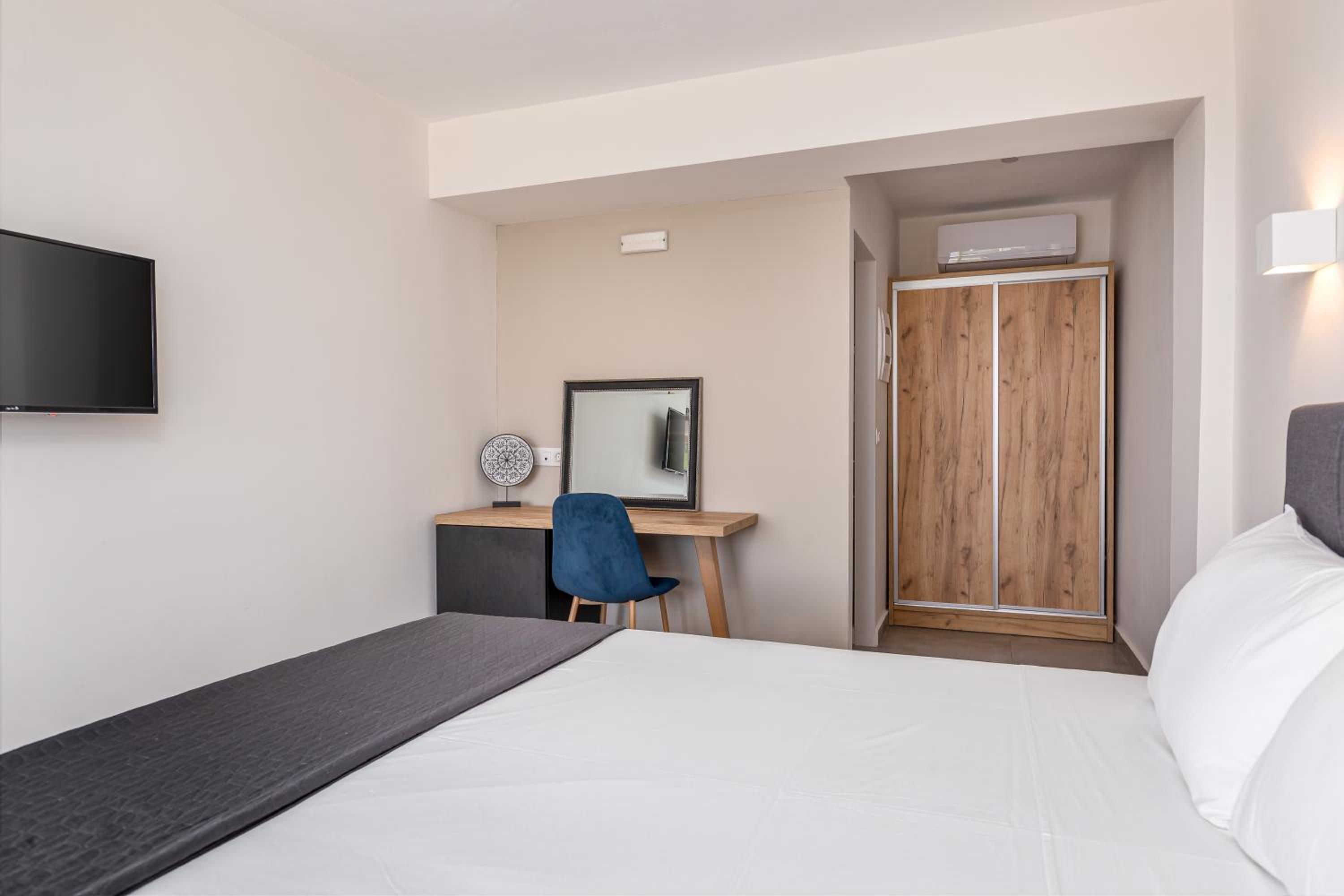 Superior Room with Sea View - Photo 2