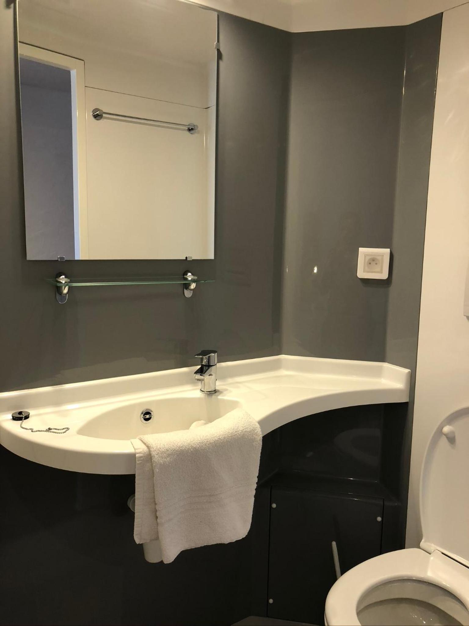Quadruple Room with Private Bathroom photo 3