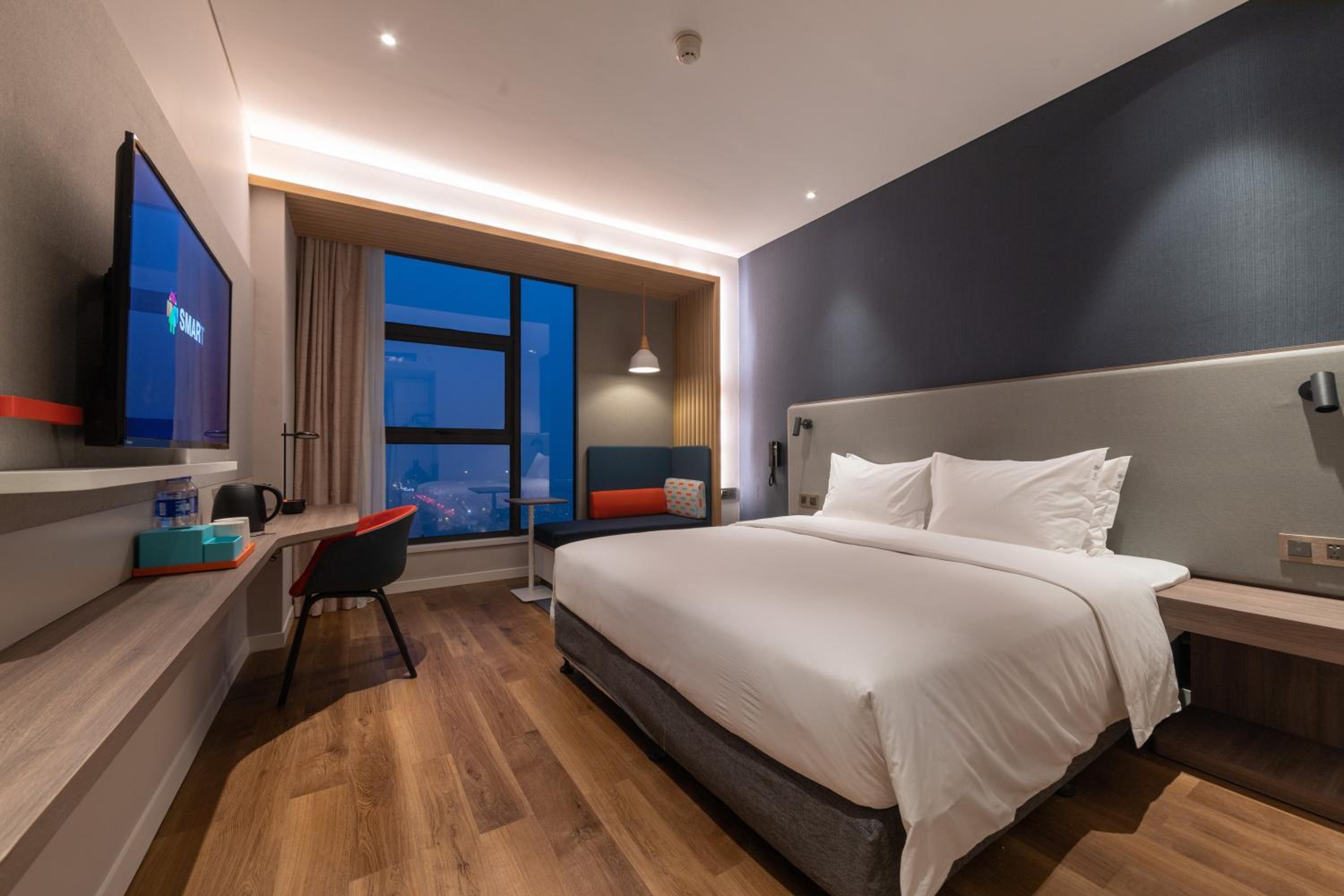 Standard King Room - Disability Access - Photo 1