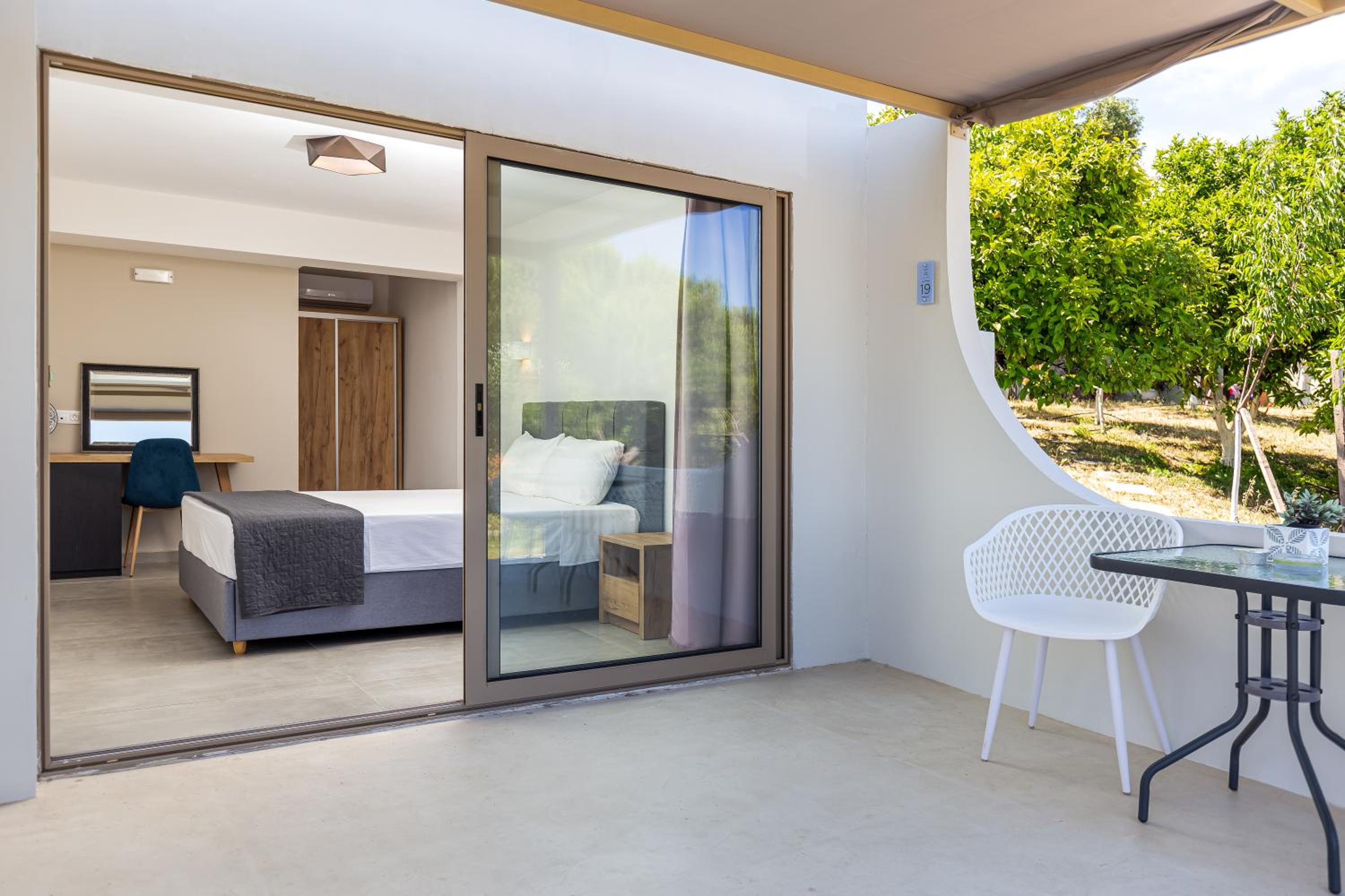 Superior Room with Sea View - Photo 6