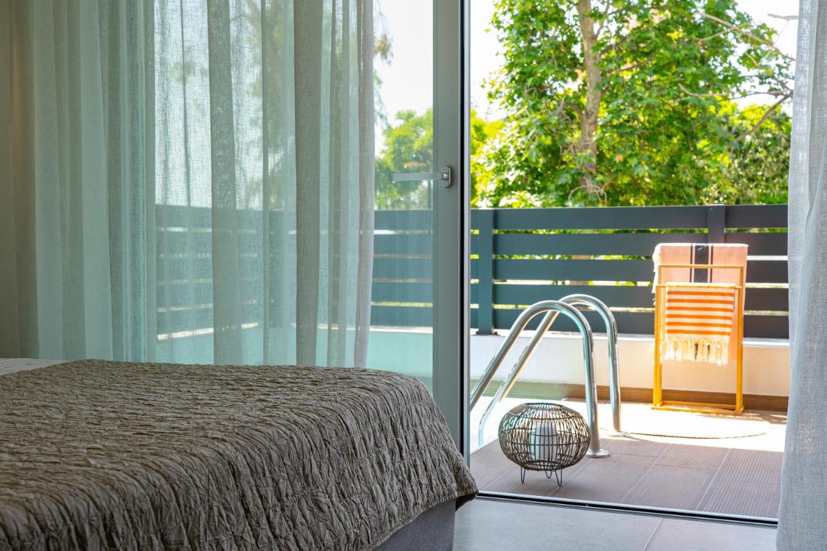 Junior Suite with Private Pool and Sea View photo 3