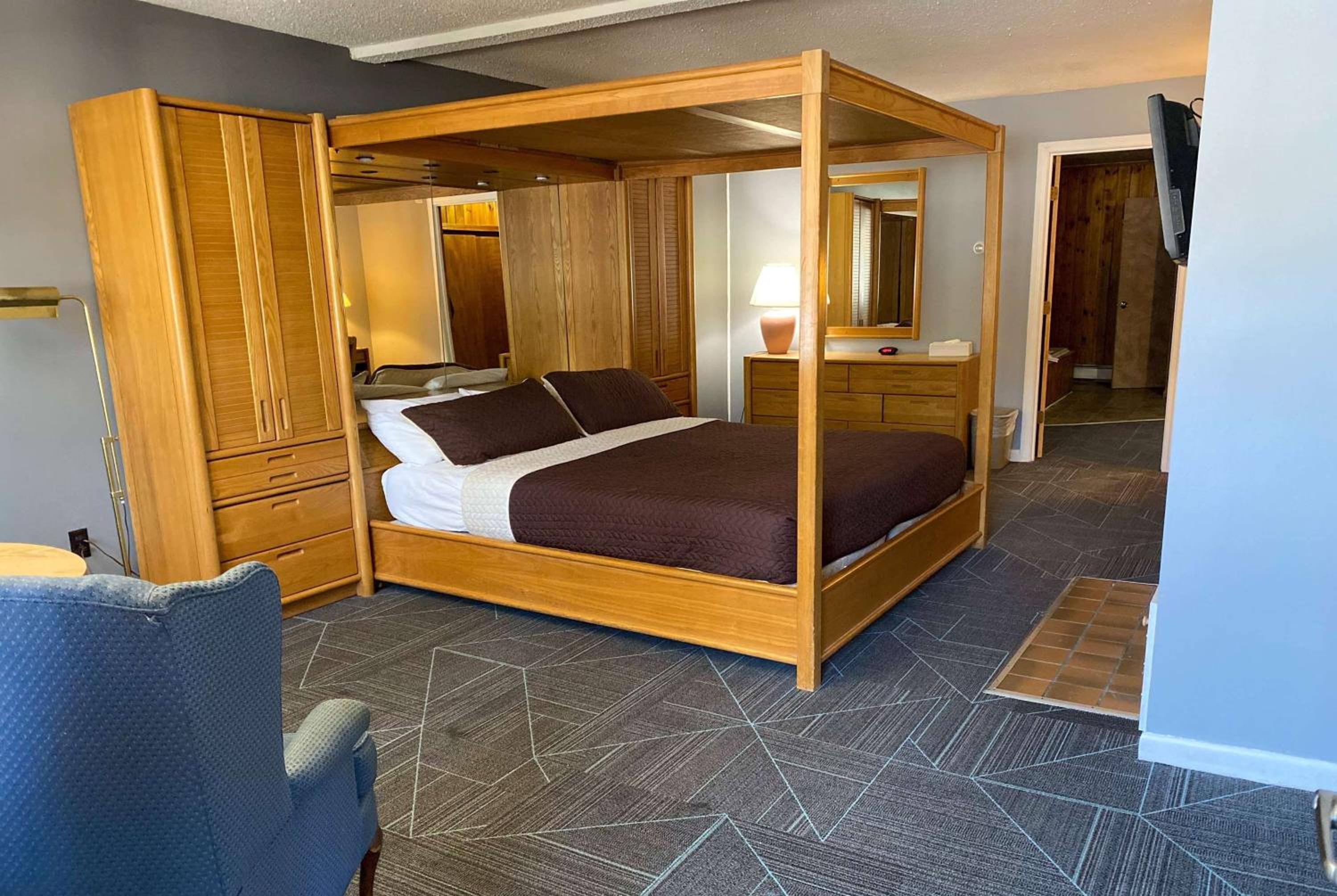 Premier King Room with Jetted Tub, Non-Smoking - Photo 5