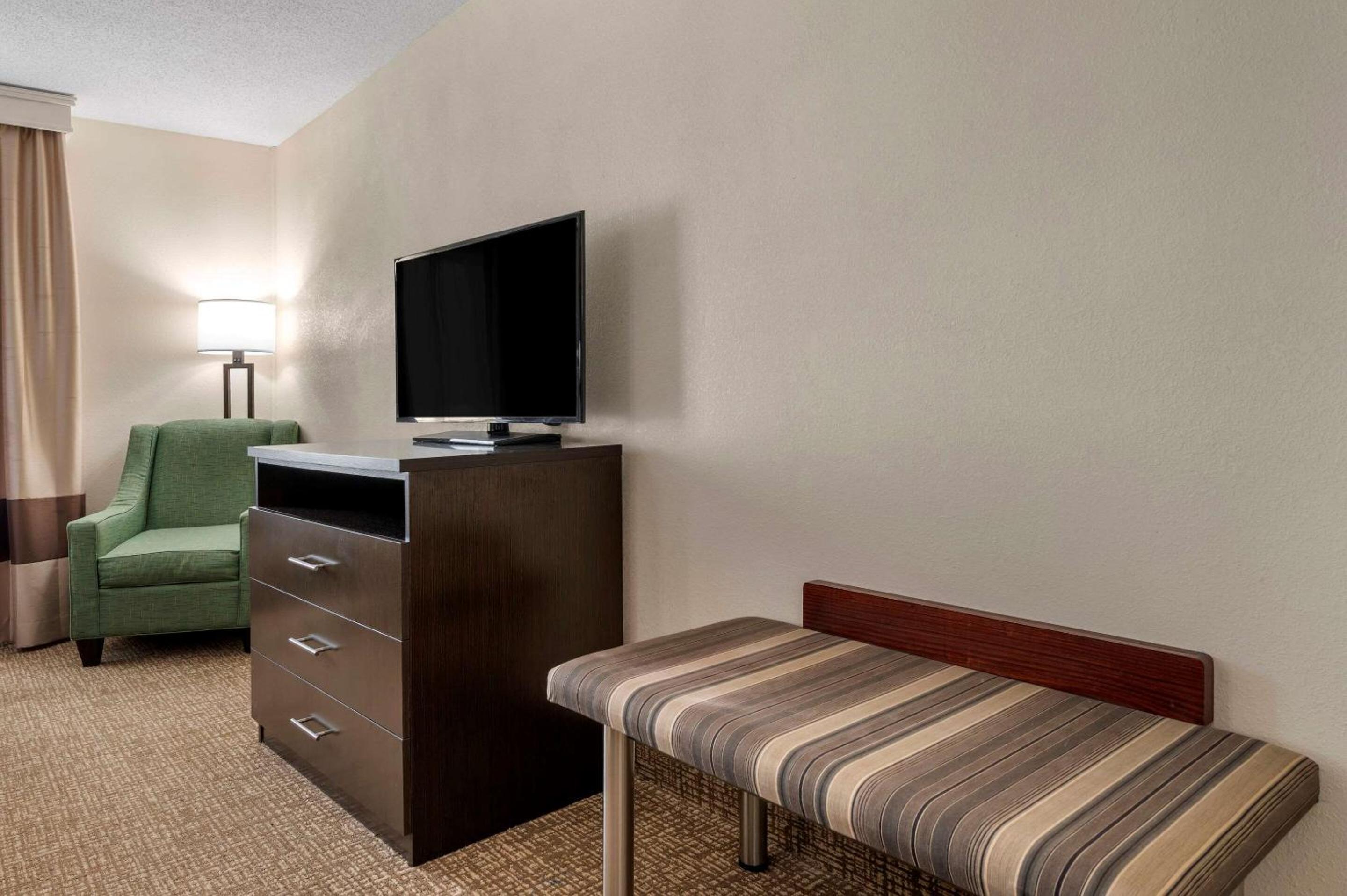 Queen Suite with Two Queen Beds - Non-Smoking - Photo 1