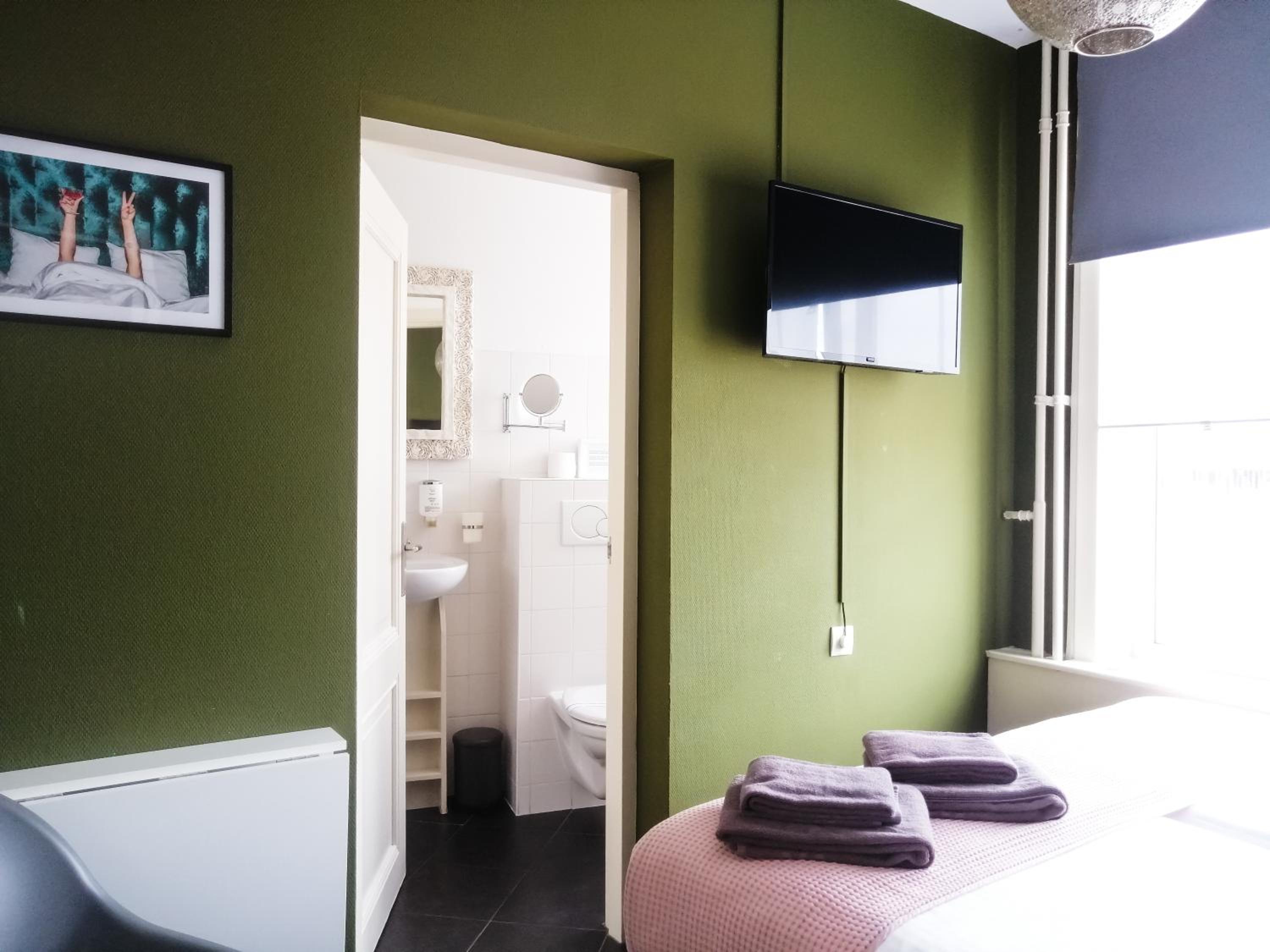 Small Twin Room - Photo 4