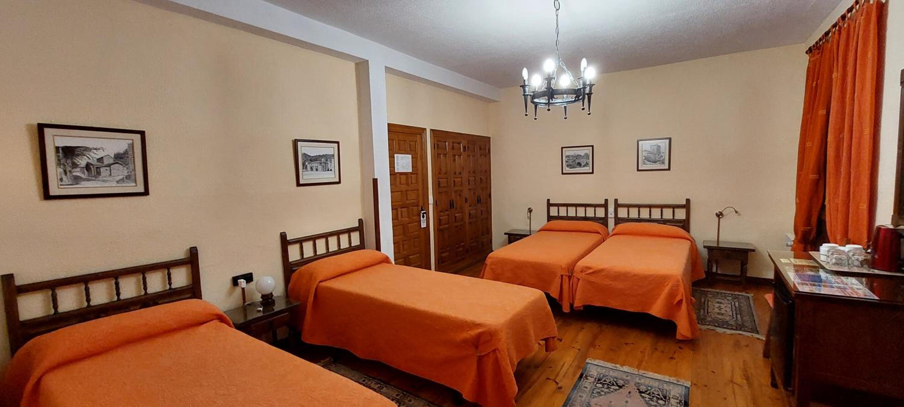 Habitación Cuádruple con Vista al Jardín