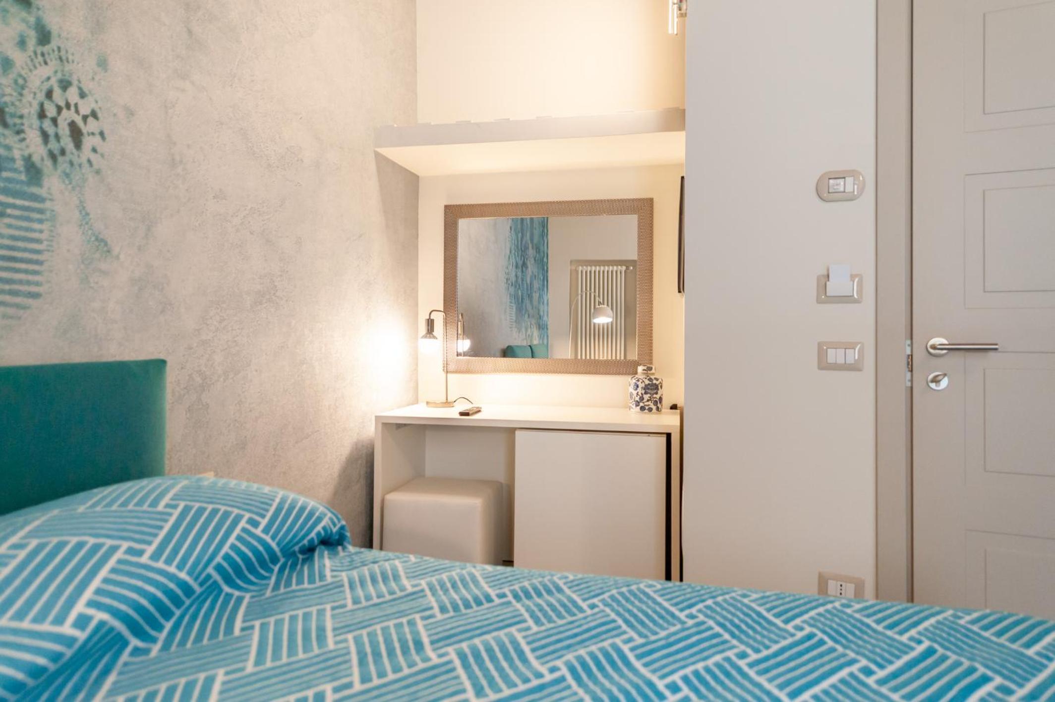 Twin Room with Private Bathroom - Photo 3