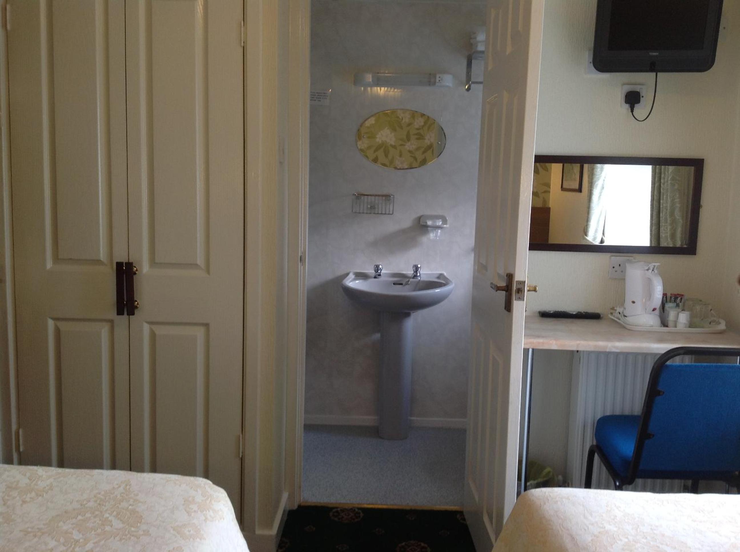 Small Twin Room - Photo 4
