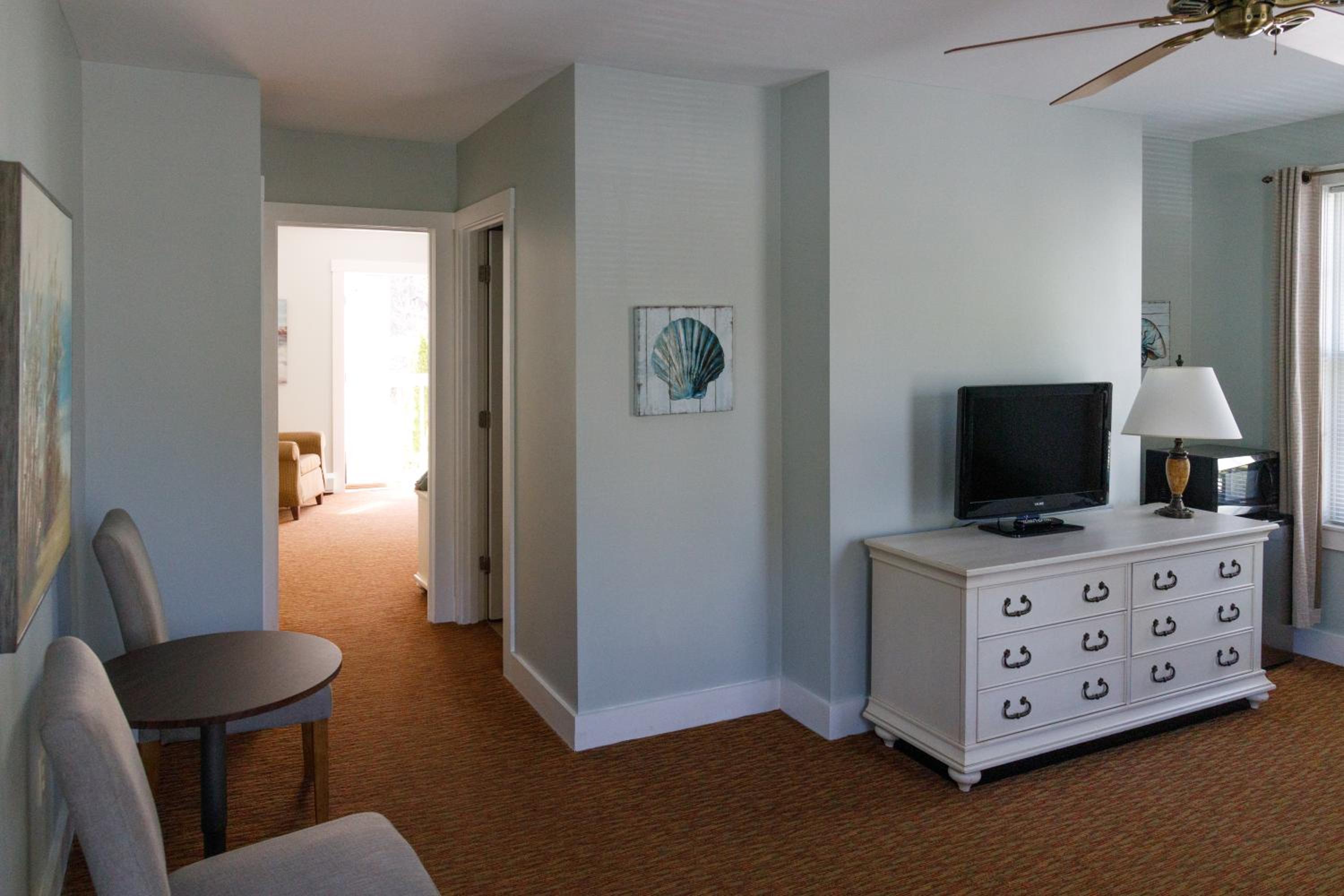 King Fireplace with Balcony Compass Rose Building photo 3