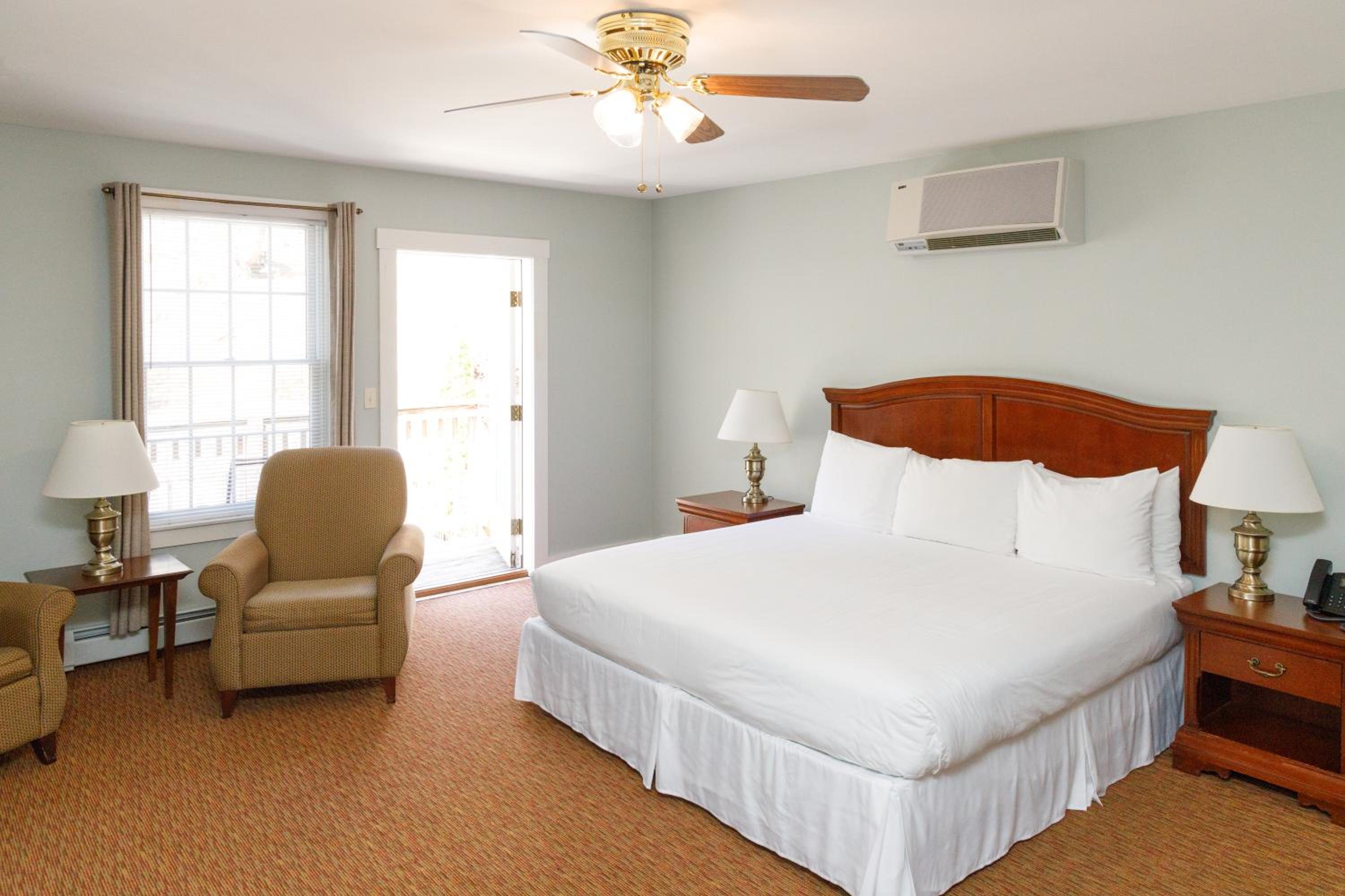 King Wet Bar and Balcony Compass Rose Building photo 1