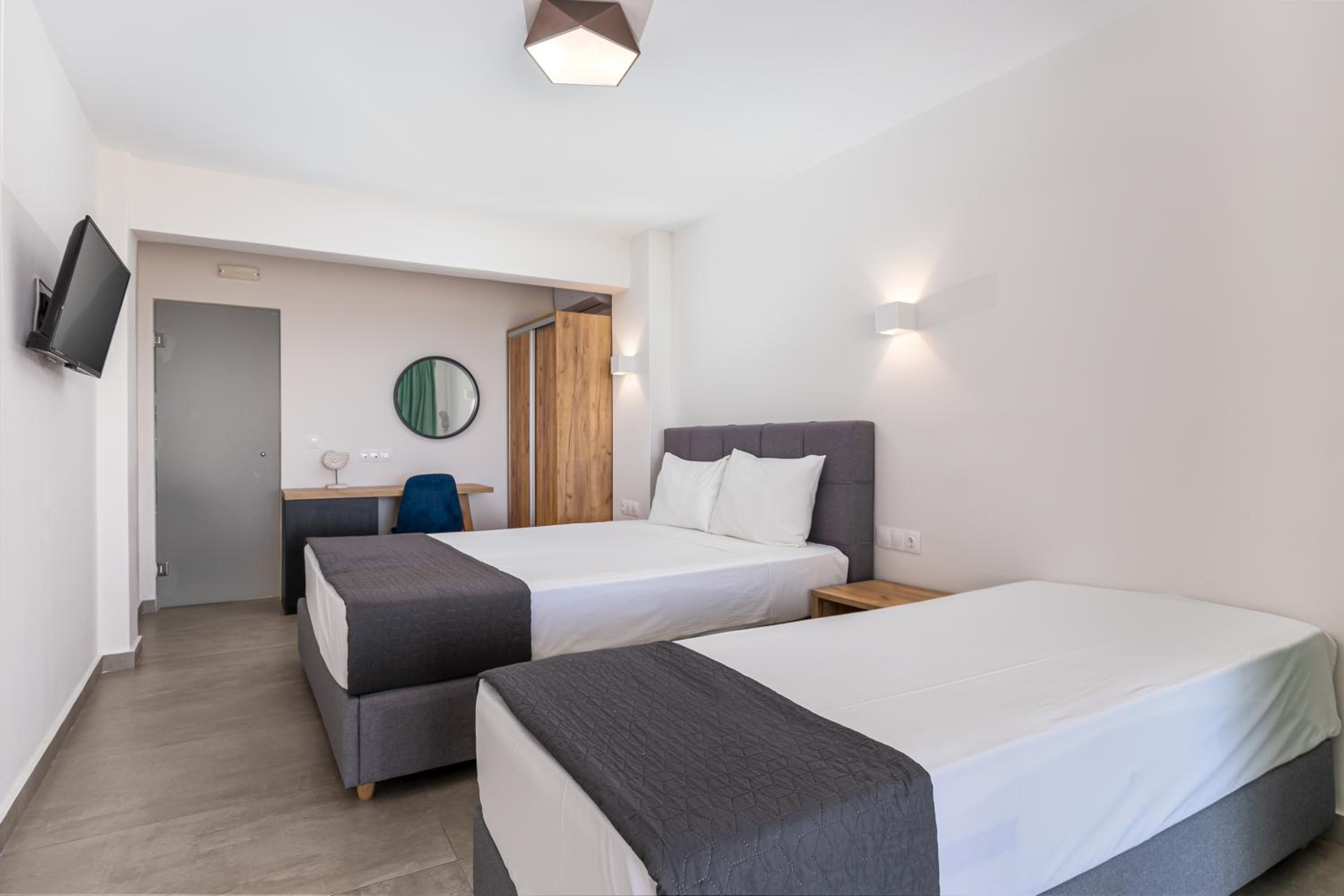 Deluxe Room with Sea View - Photo 6
