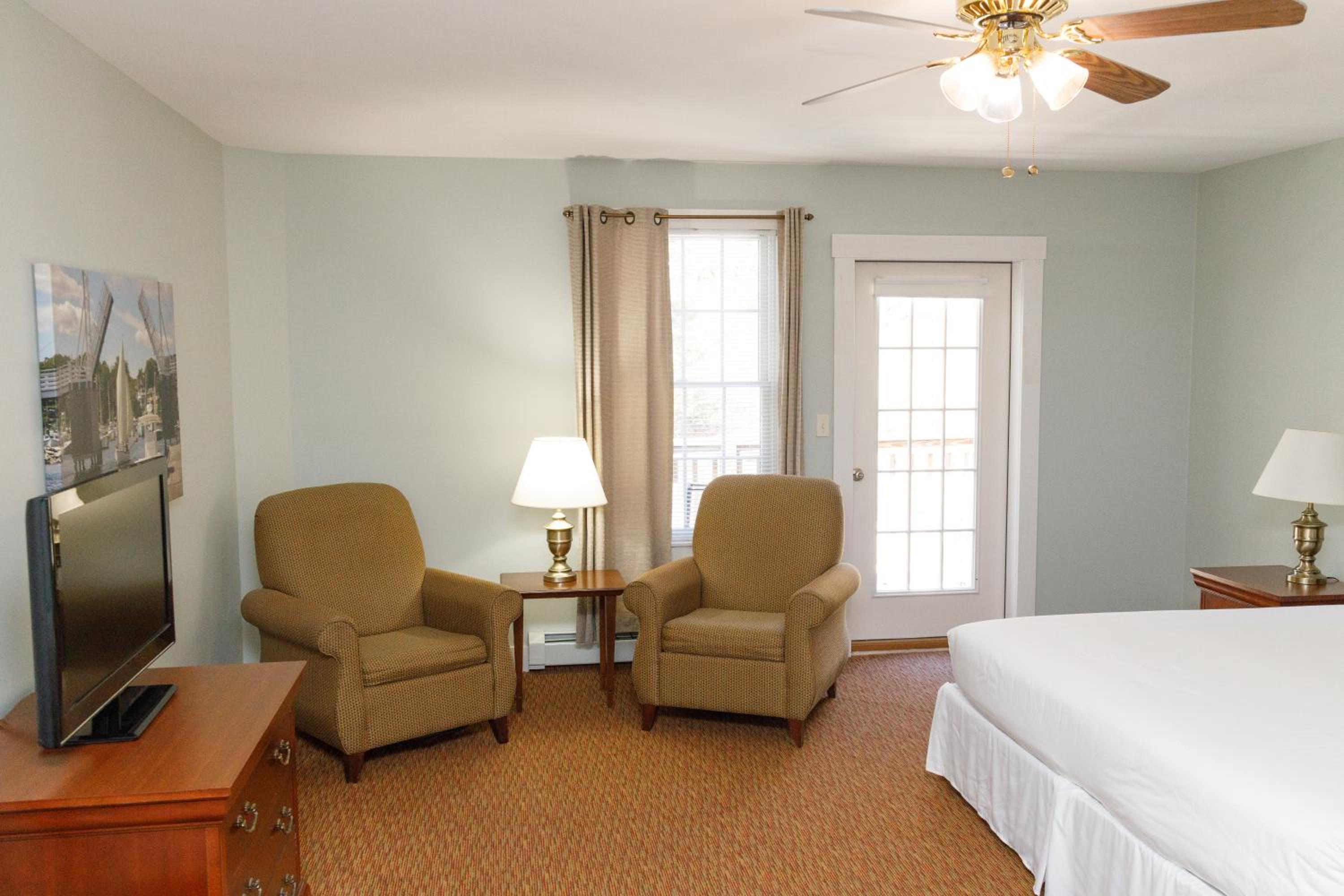 King Wet Bar and Balcony Compass Rose Building photo 3