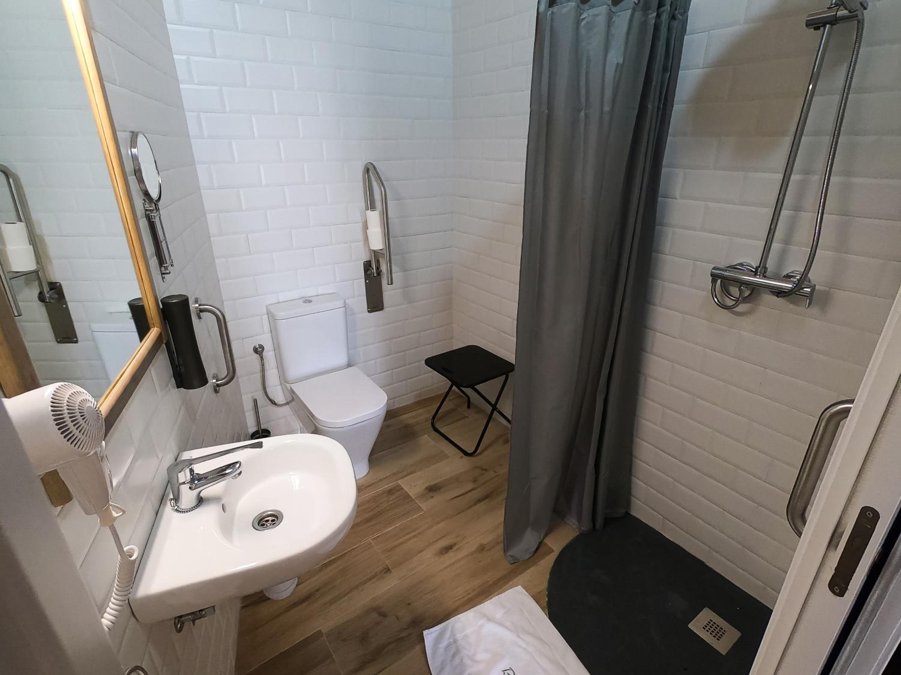 Double Room - Disability Access photo 3