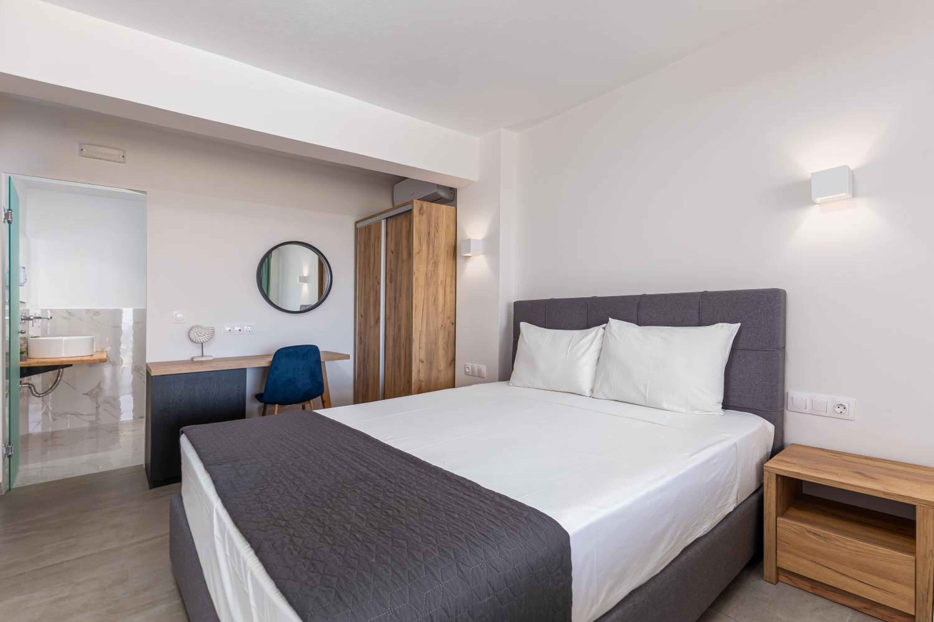 Deluxe Room with Sea View - Photo 8