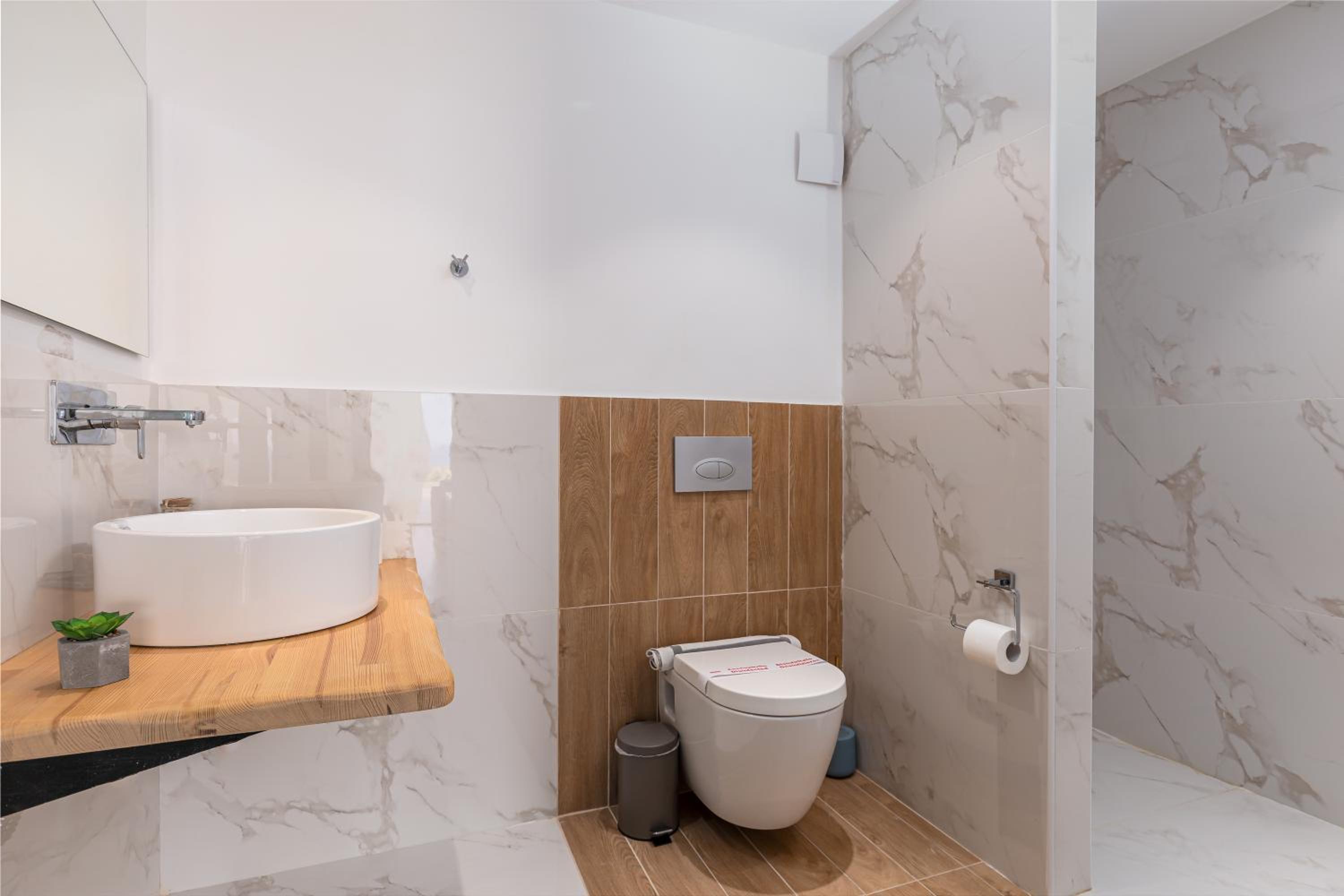 Deluxe Room with Sea View - Photo 4