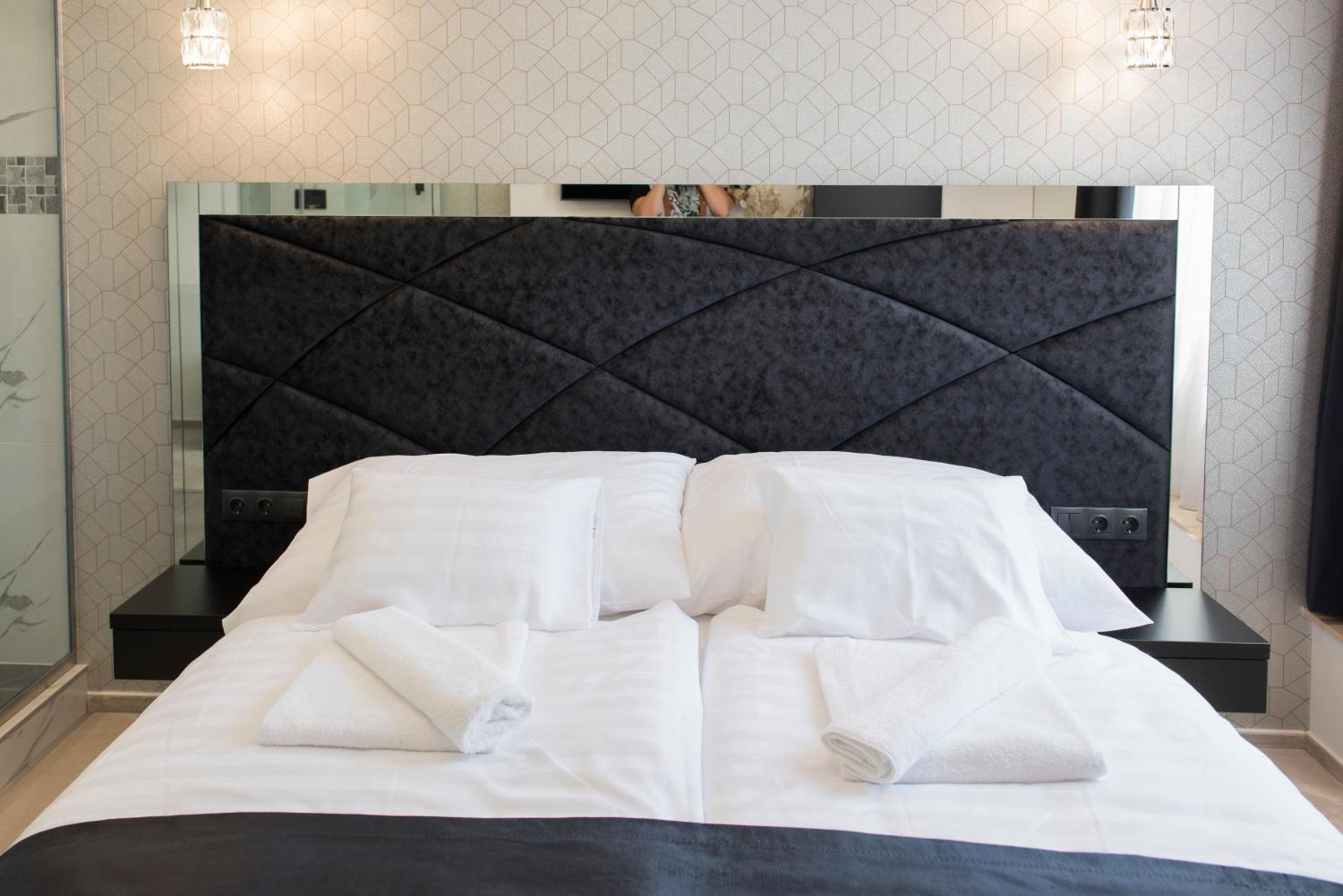 Deluxe Double Room with Shower - Photo 3