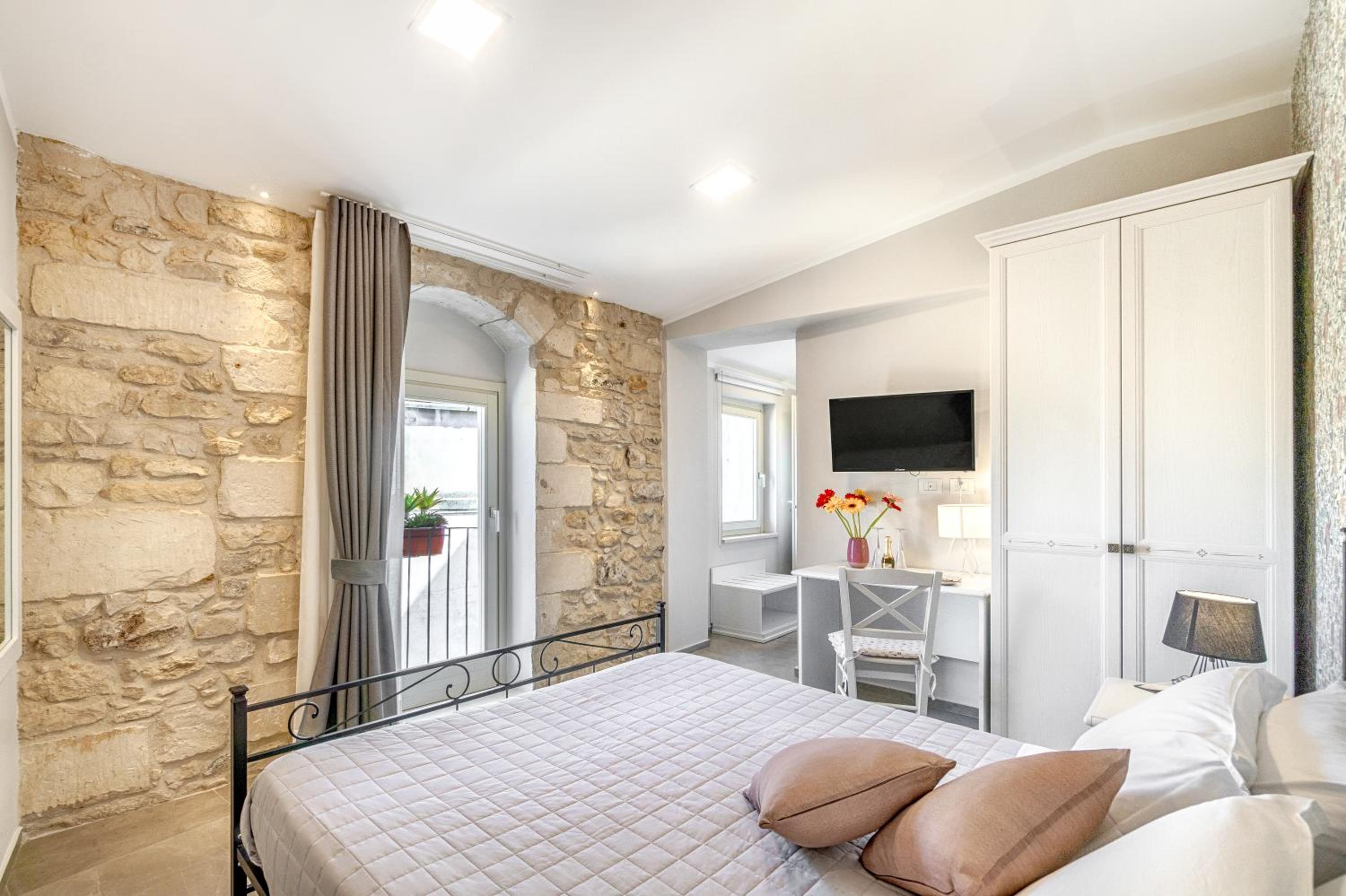 Double Room - Photo 8