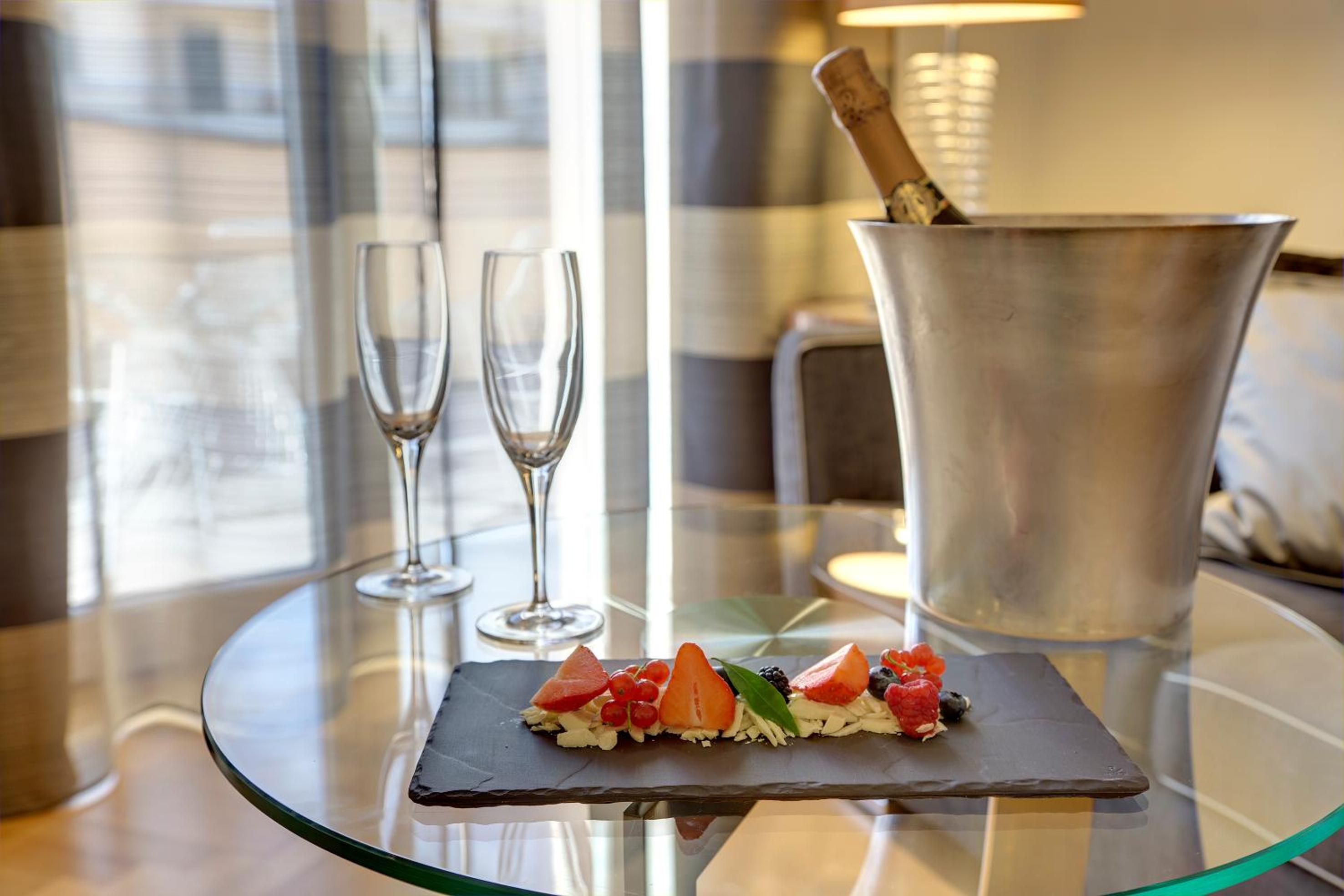 Grand Suite with Terrace and Spa Access - Photo 8