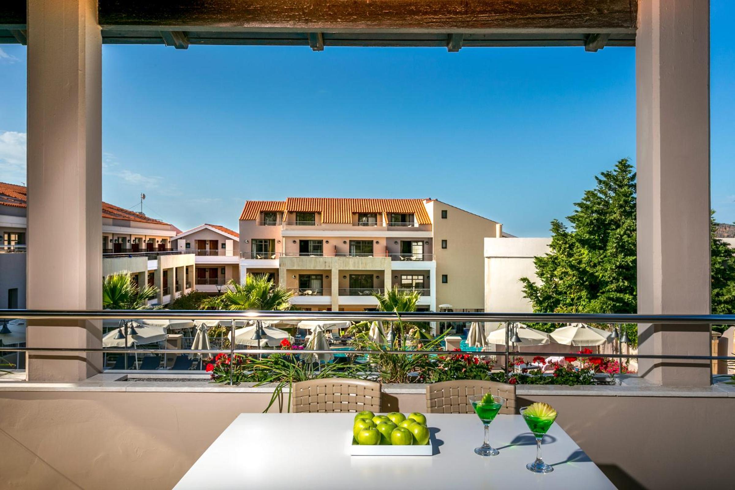 One-Bedroom Apartment with Pool or Garden View photo 3