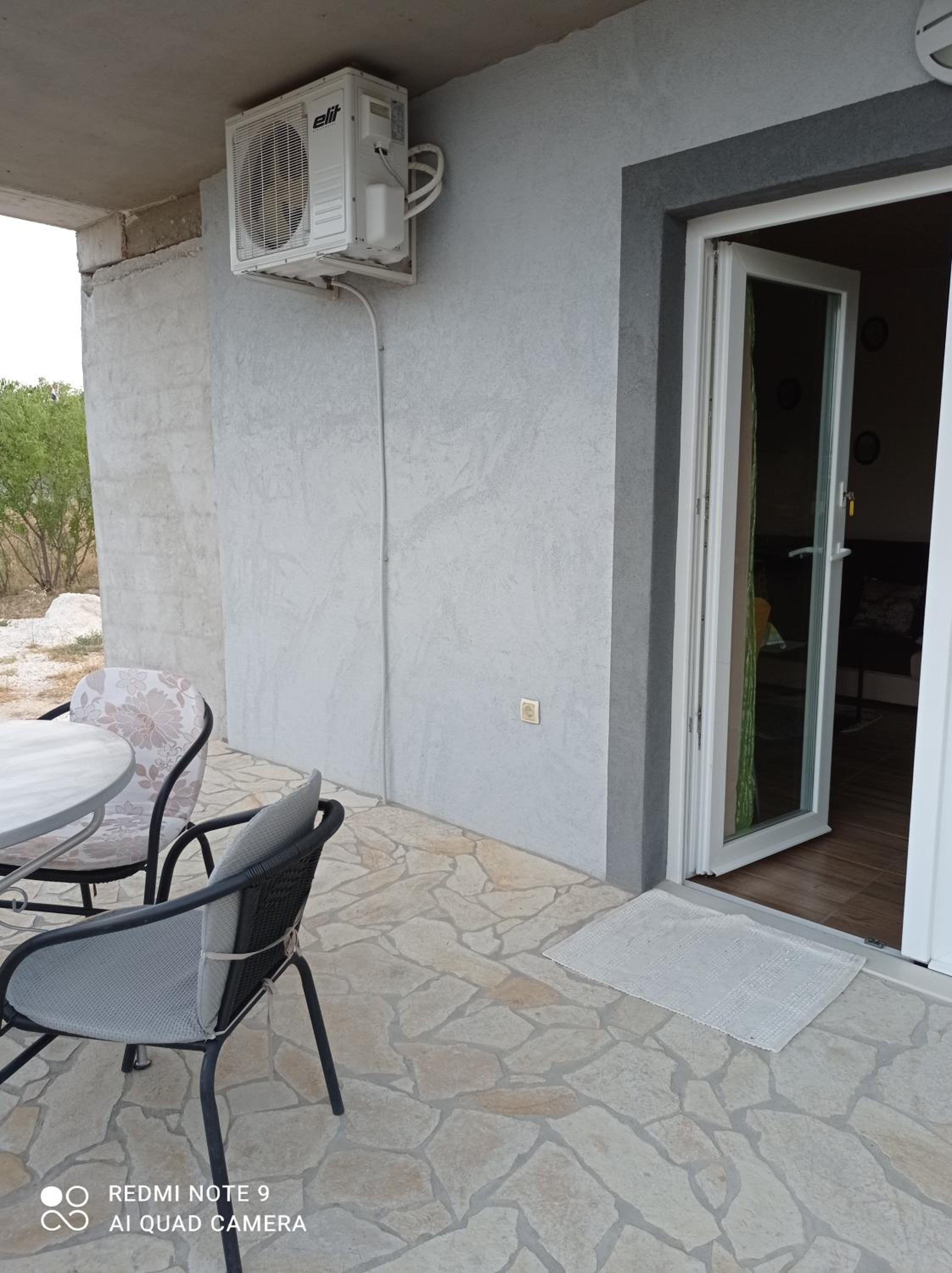 Apartment with Terrace - Photo 4