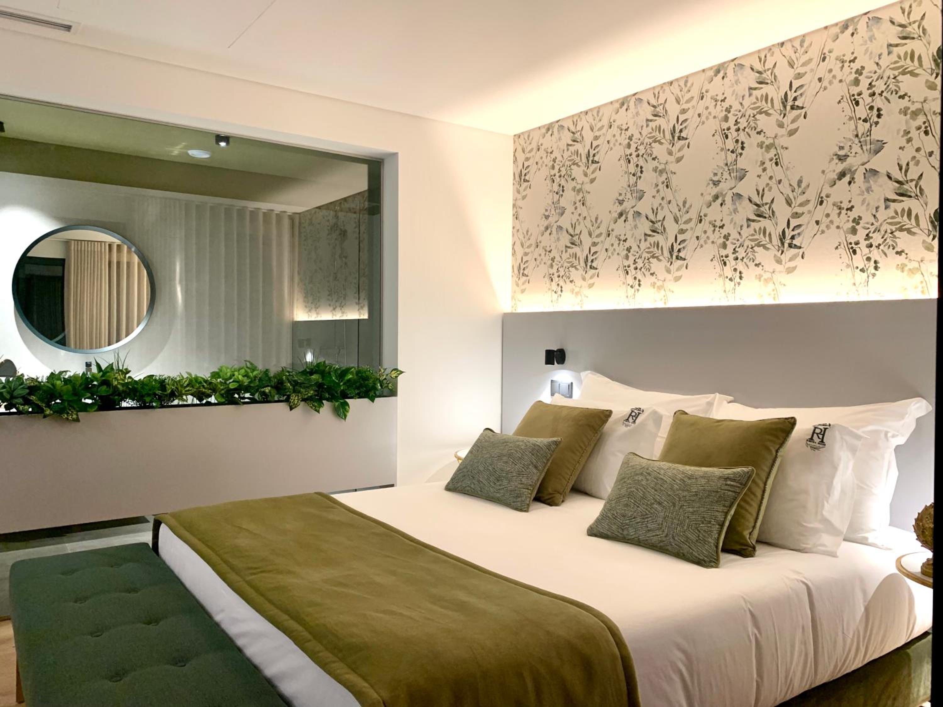 Suite with Balcony - Photo 3