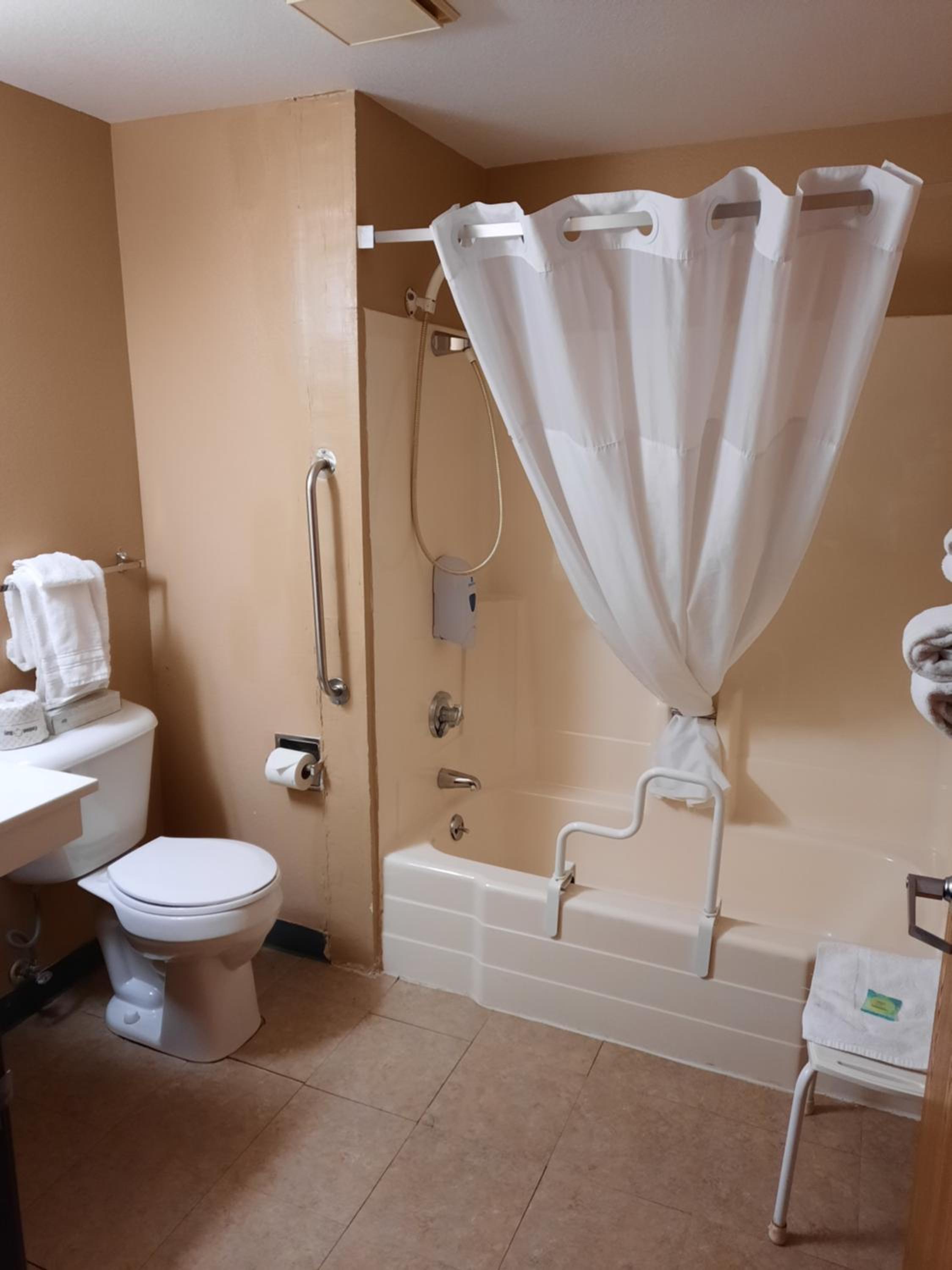 King Room with Bath Tub - Mobility Accessible/Non-Smoking photo 2