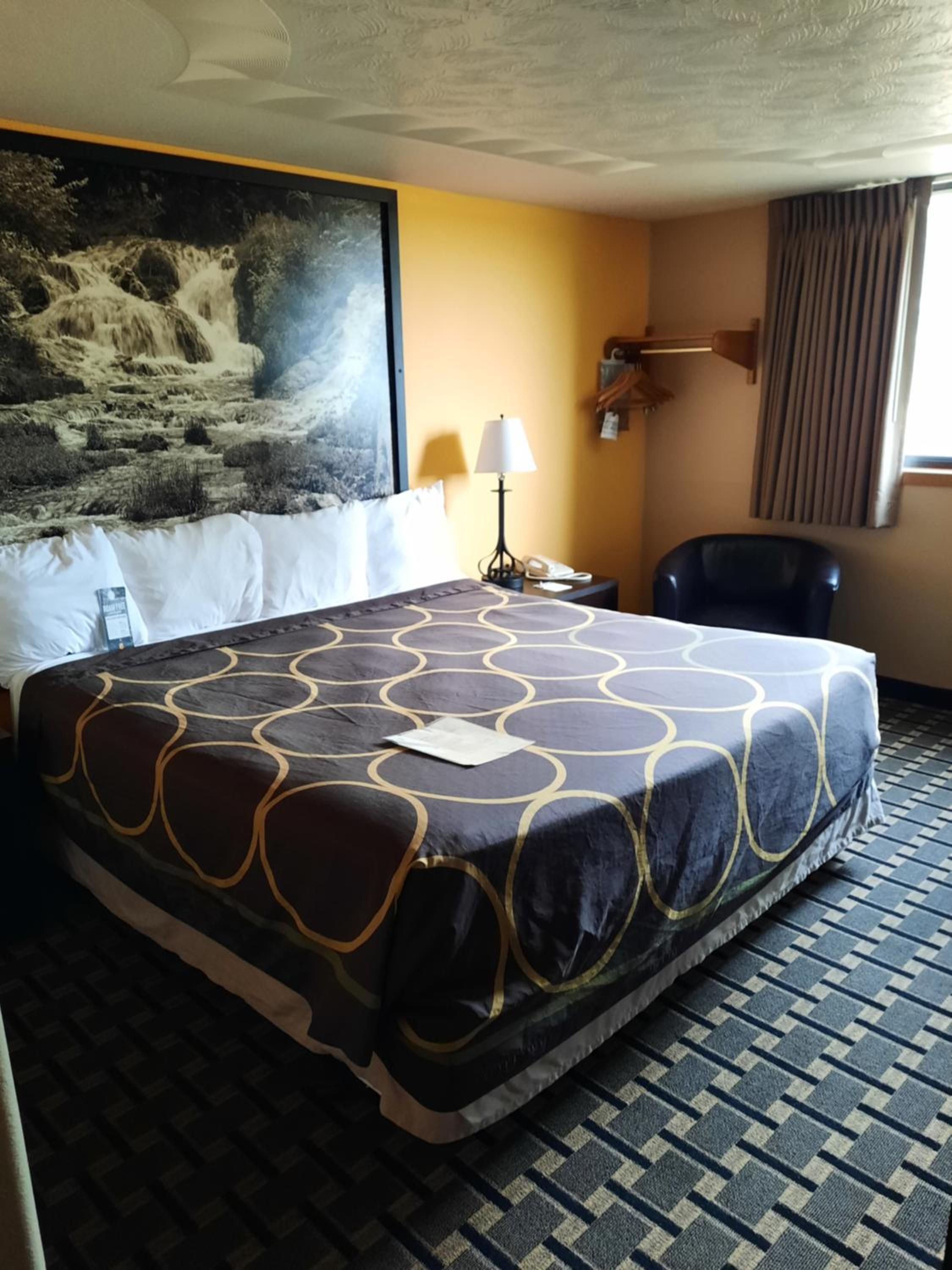 King Room with Bath Tub - Mobility Accessible/Non-Smoking photo 1