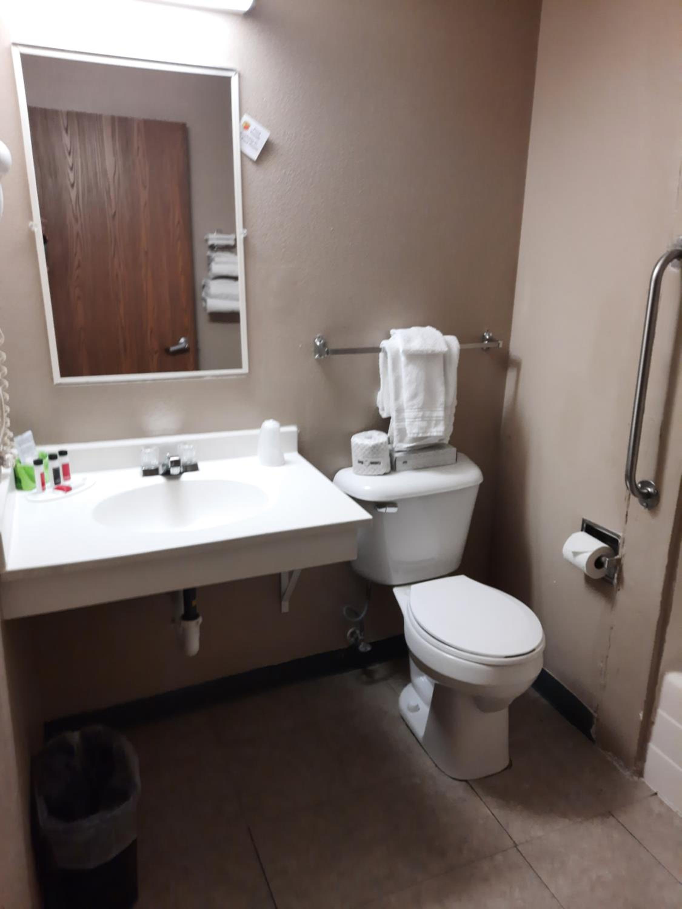 King Room with Bath Tub - Mobility Accessible/Non-Smoking photo 3