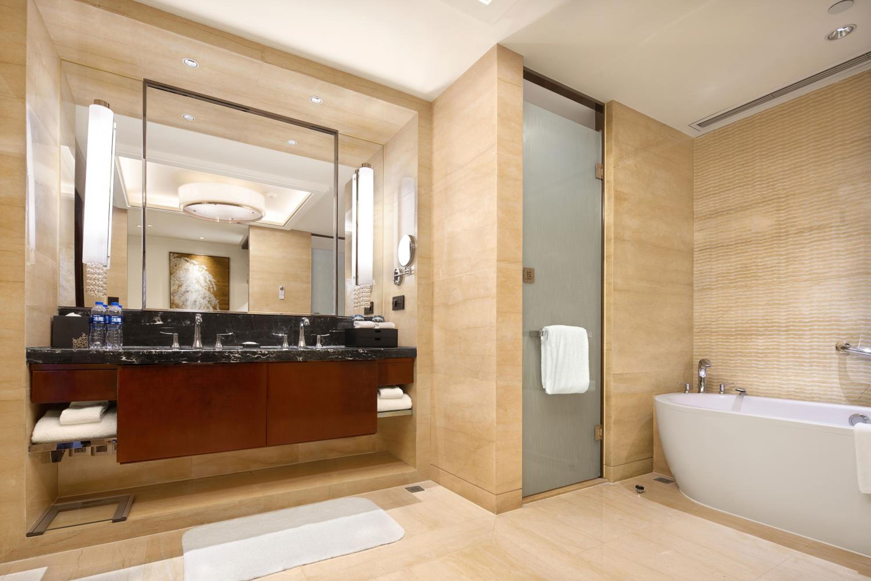Premium King Room - Lounge Access - Photo 6