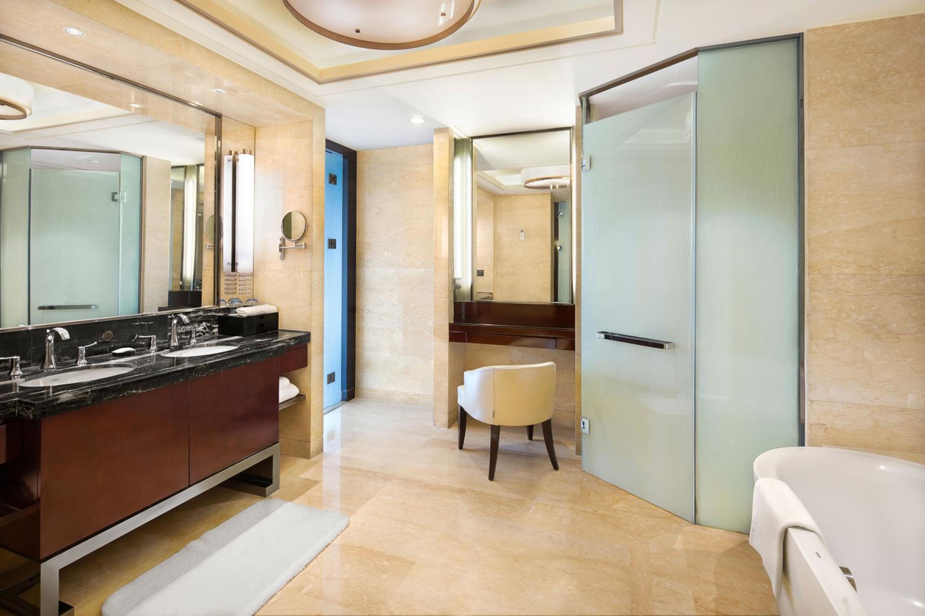 Premium King Room - Lounge Access - Photo 2