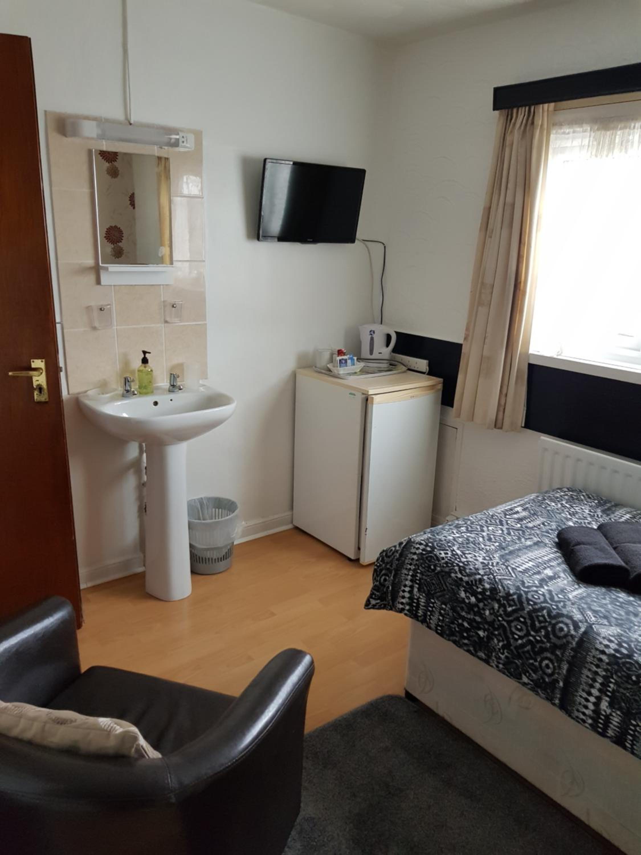 Single Room with Shared Bathroom photo 3