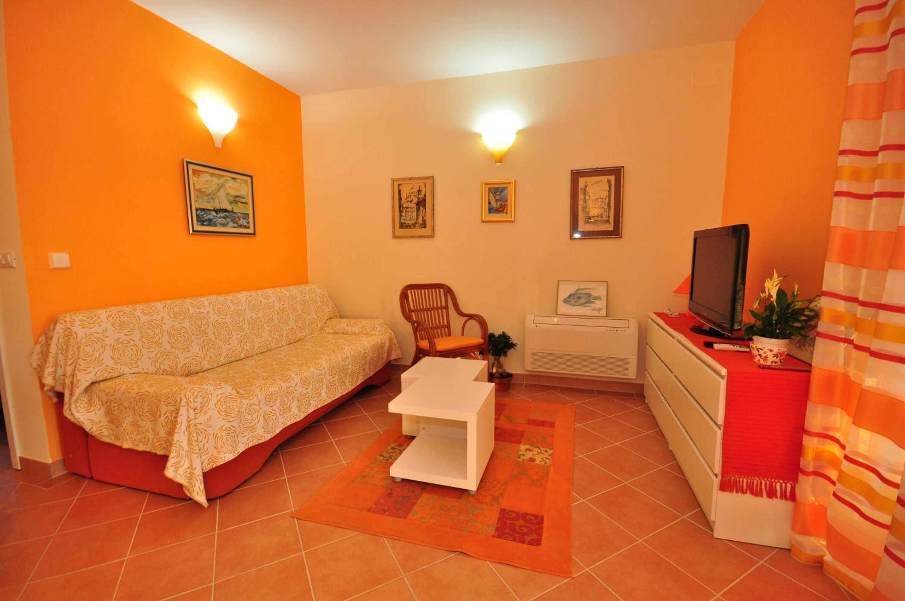 One-Bedroom Apartment photo 2