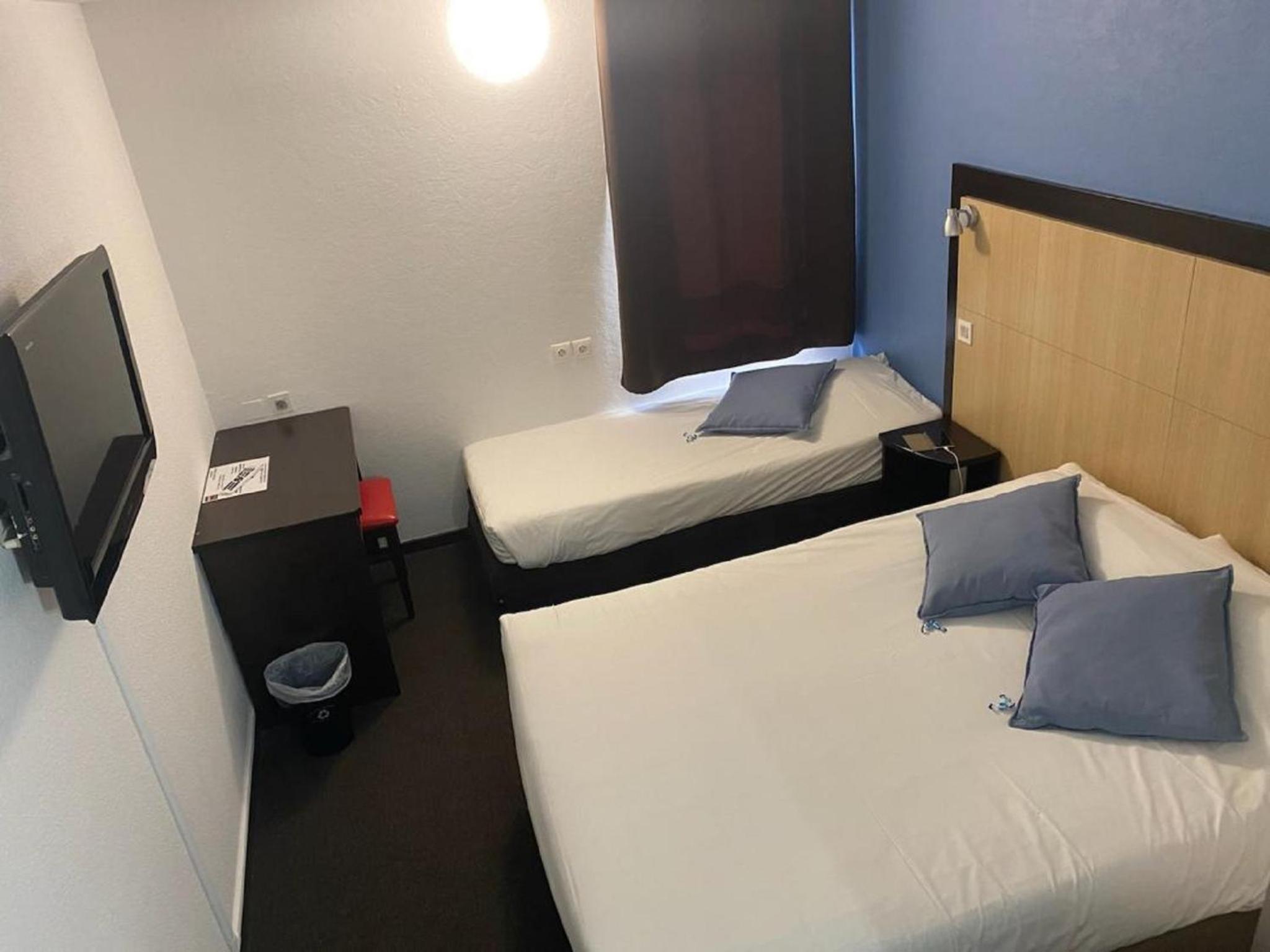 Triple Room with 1 Double and 1 Single Bed - Photo 5