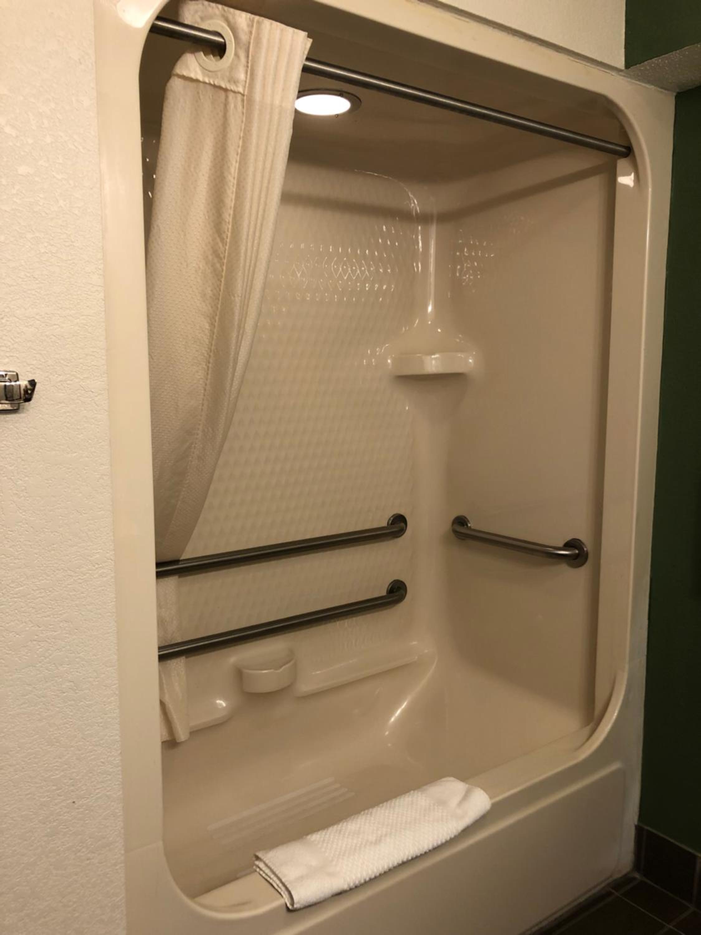 Standard Queen Room with Accessible Tub photo 3