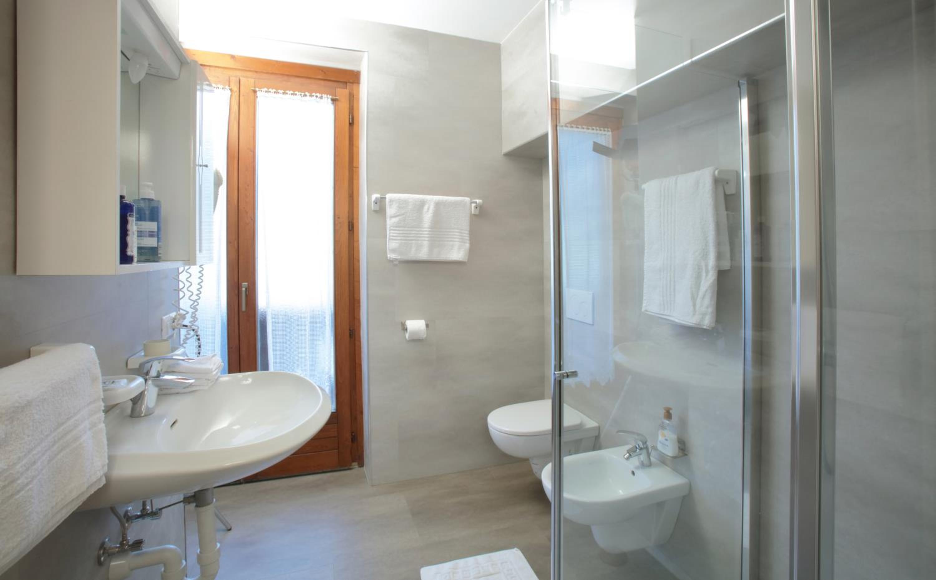 One-Bedroom Apartment with Balcony and Lake View photo 3