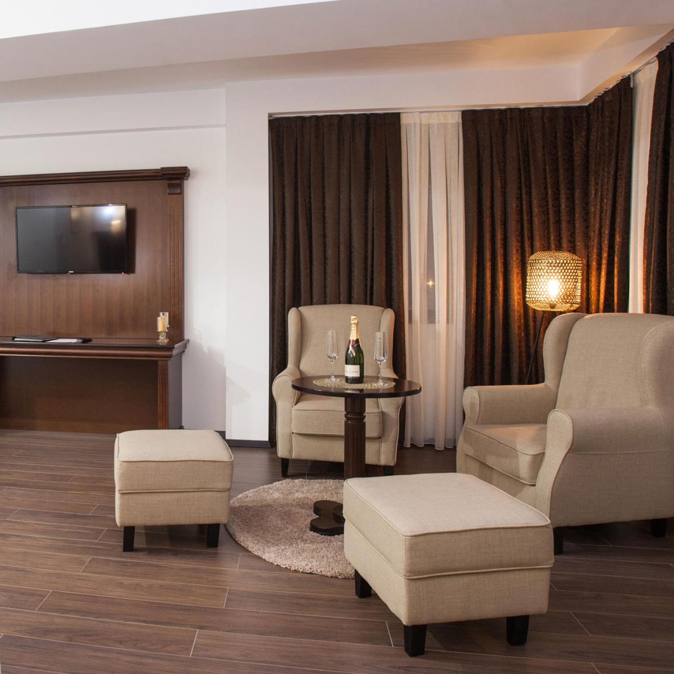 Superior King Suite - Photo 7