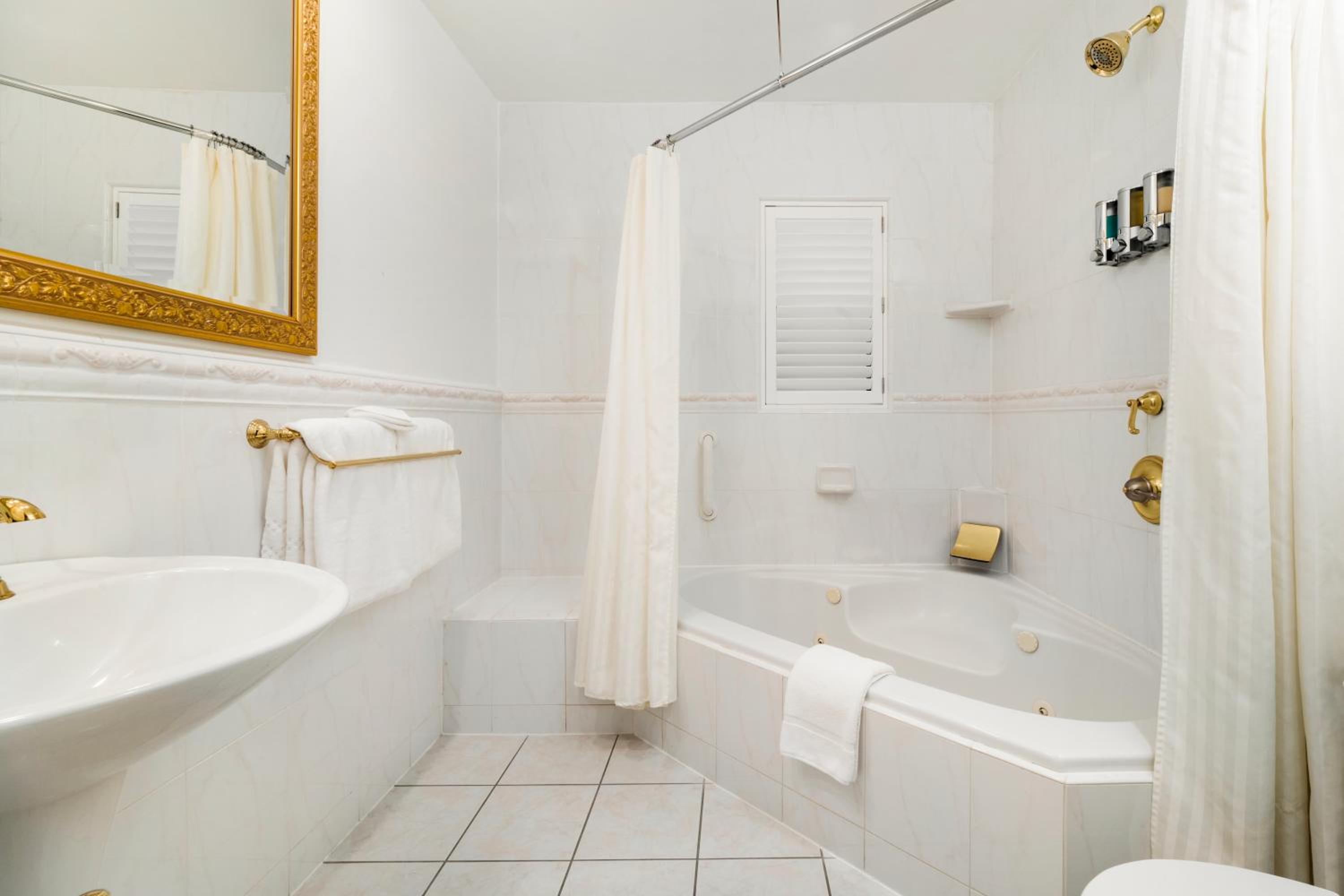 Deluxe King Spa + Fireplace