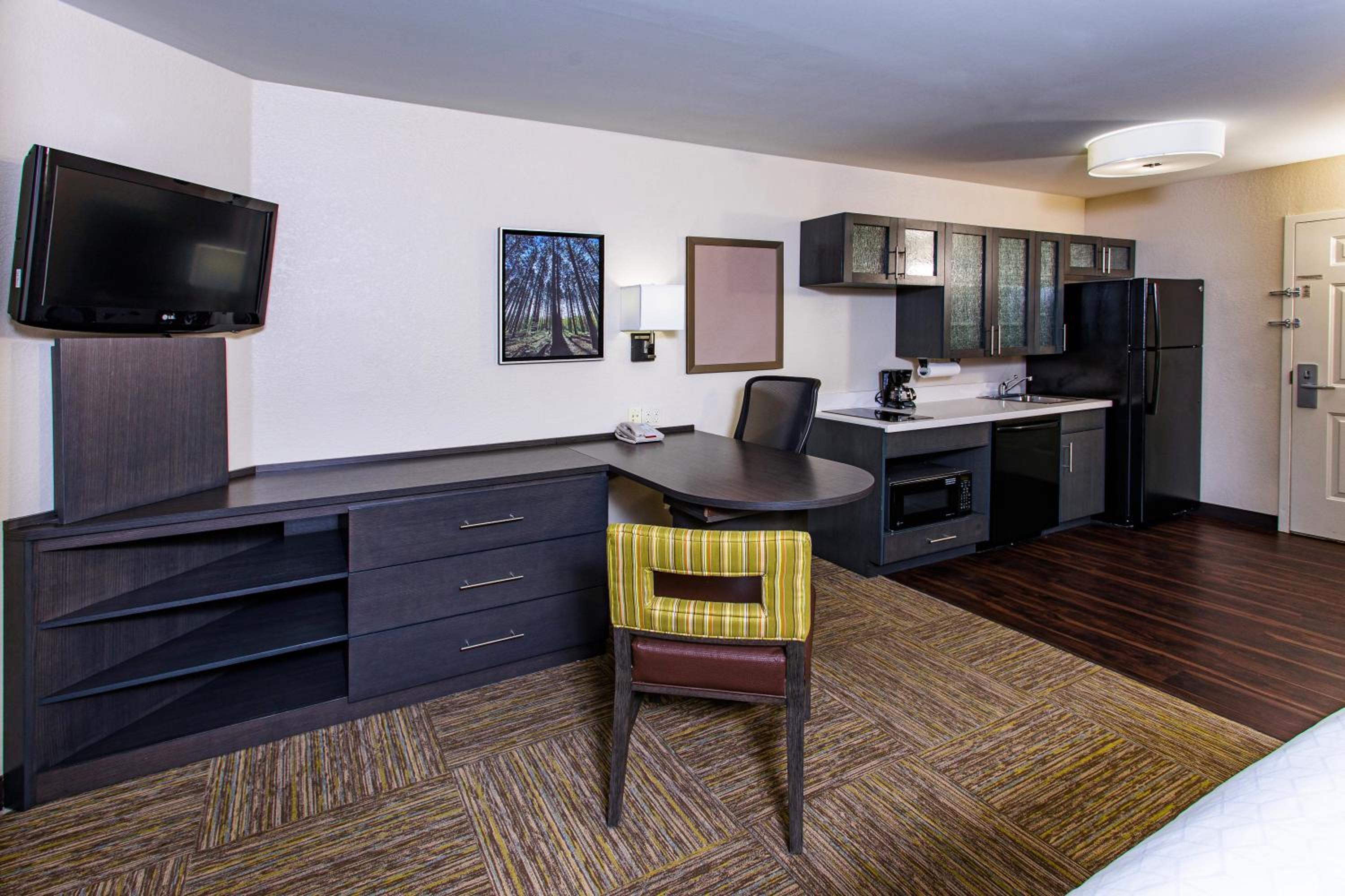 Queen Studio Suite with Batch Tub - Mobility Accessible - Non-Smoking - Photo 2