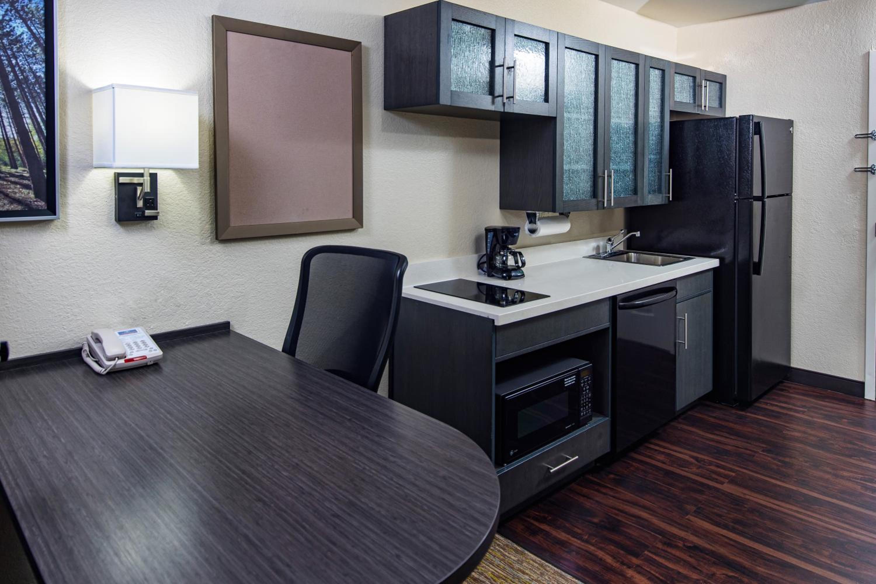 Queen Studio Suite with Batch Tub - Mobility Accessible - Non-Smoking - Photo 4