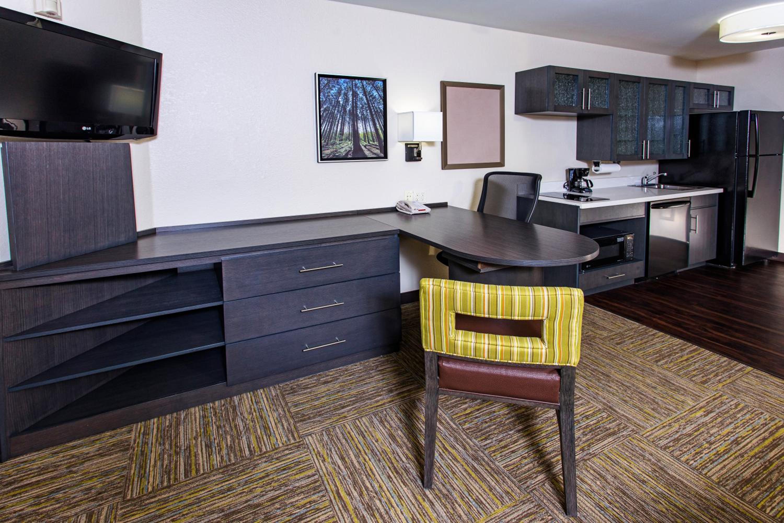 Queen Studio Suite with Batch Tub - Mobility Accessible - Non-Smoking - Photo 5